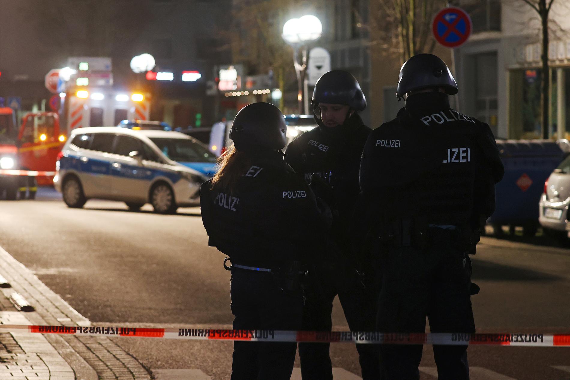 Polis spärrade av ett område kring ett vattenpipskafé i Hanau efter en skottlossning då flera personer dödades.