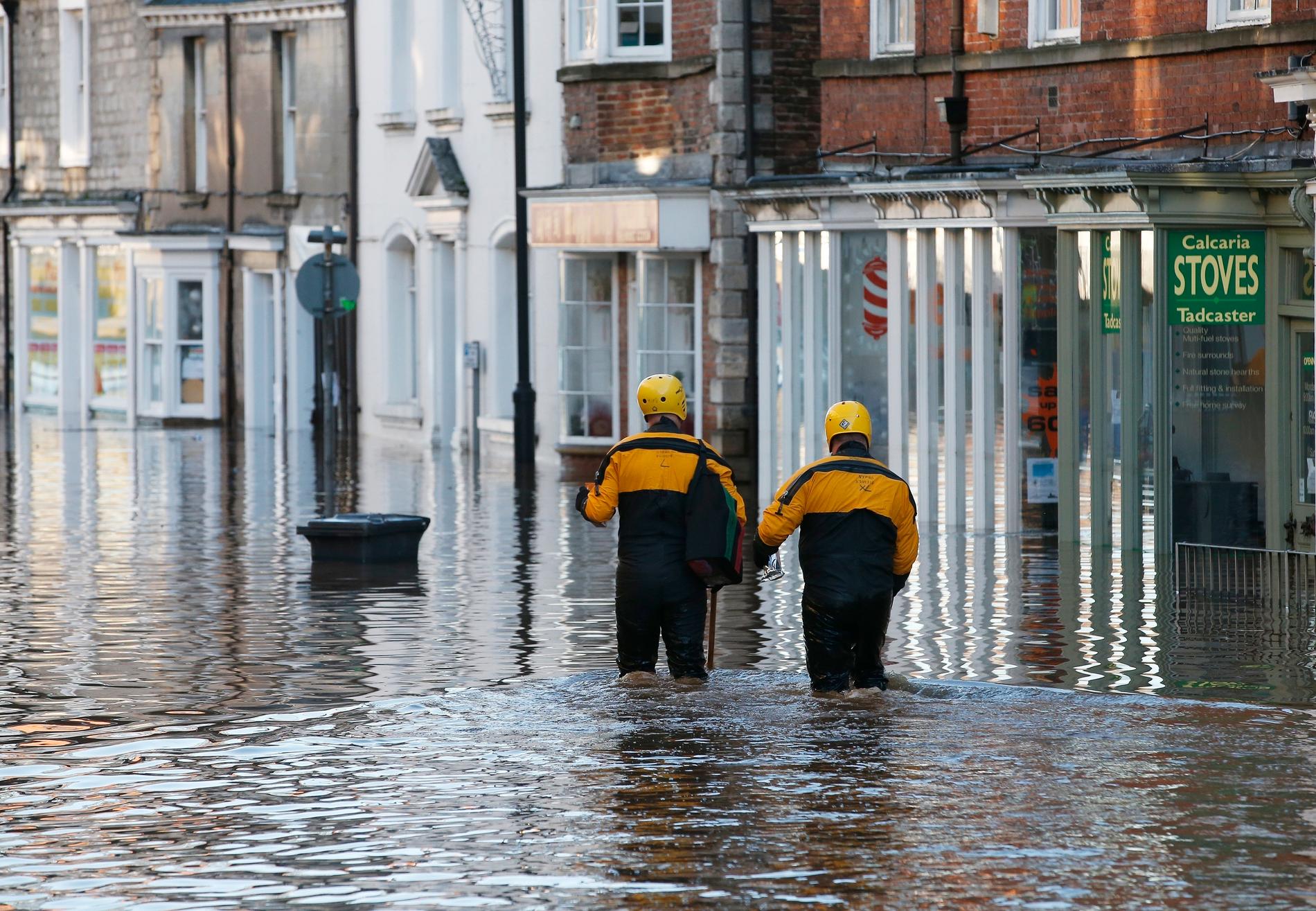 Räddningspersonal på en översvämmad gata i den engelska staden Tadcaster.