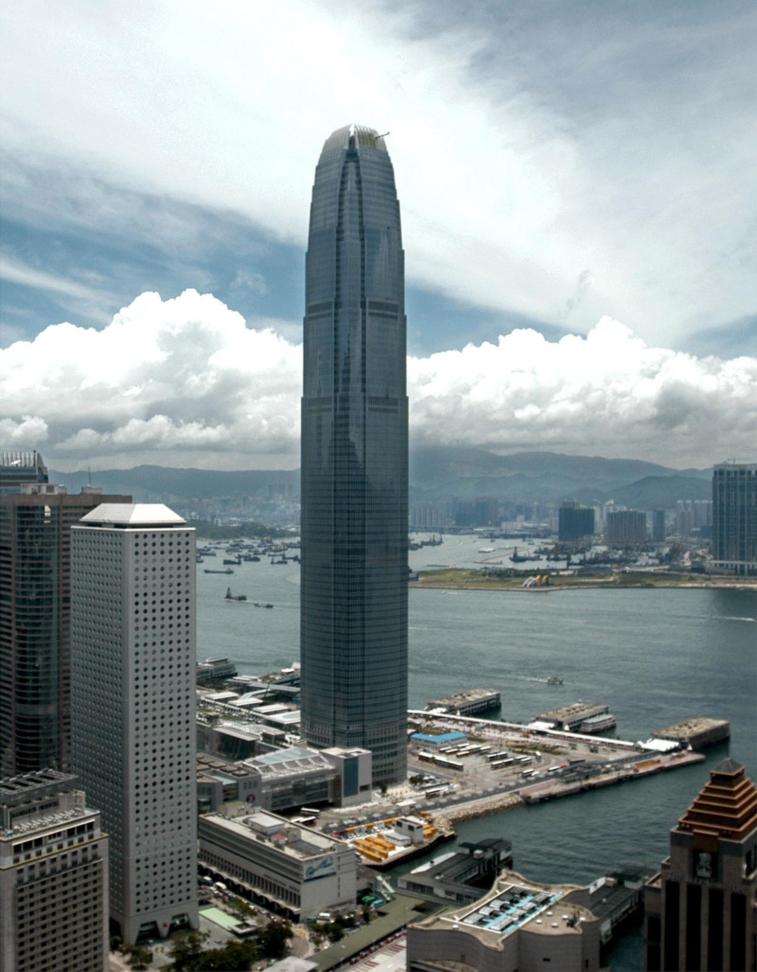 14. TWO INTERNATIONAL FINANCE CENTER, HONGKONG Mitt i Hongkongs finansdistrikt tronar den över 400 meter höga skapan med sina 88 våningar. Adressen är 8 Finance Street, siffran åtta sägs bringa tur här. Byggnaden har figurerat i både ”Lara Croft” och ”Batman”-filmer. Höjd: 415 meter. Klar: 2008. Byggkostnad: 17,5 miljarder kronor. Kolla här vad det kostar att resa till Hongkong.