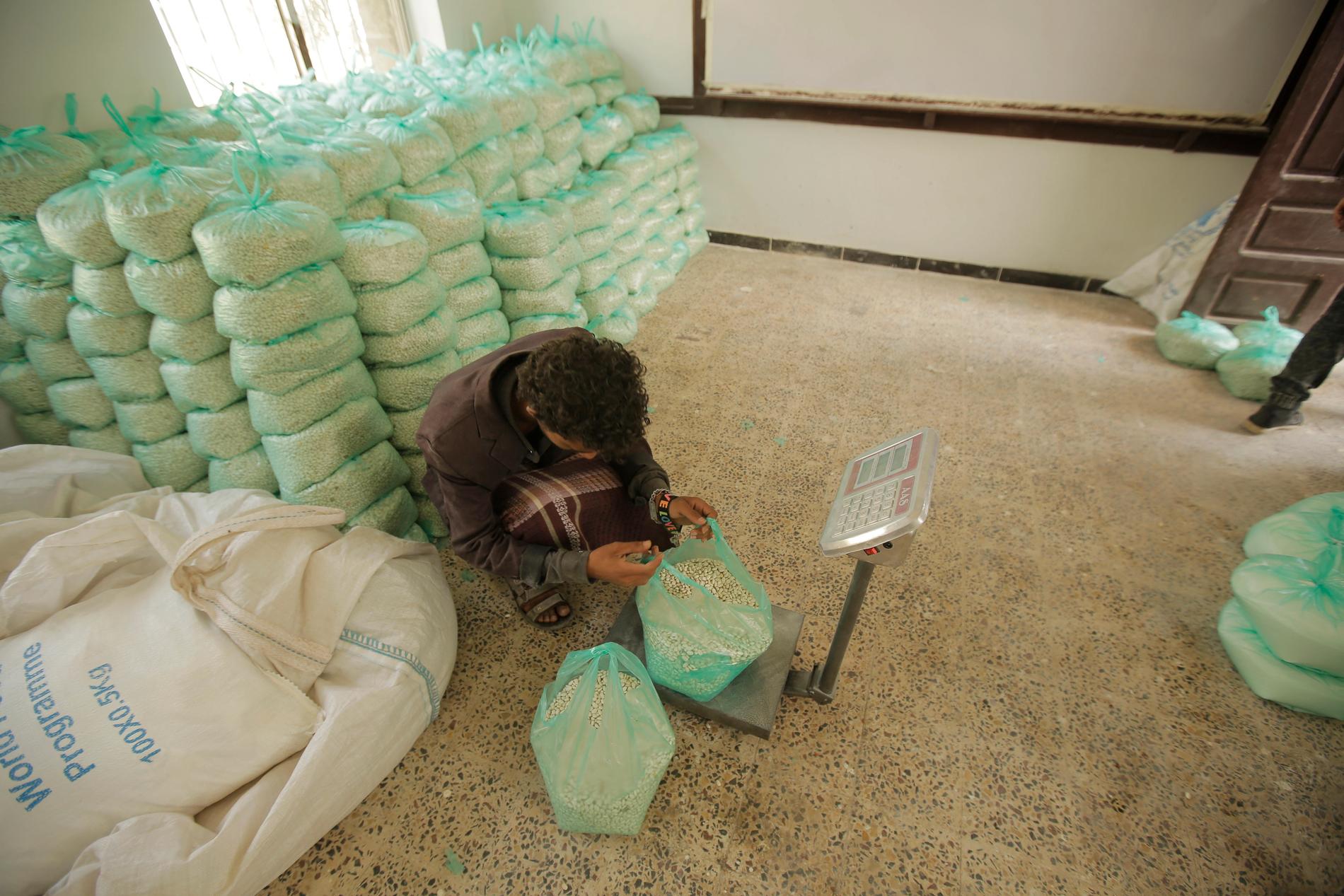 Nödhjälp från FN:s livsmedelsprogram vägs i Sanaa i Jemen.