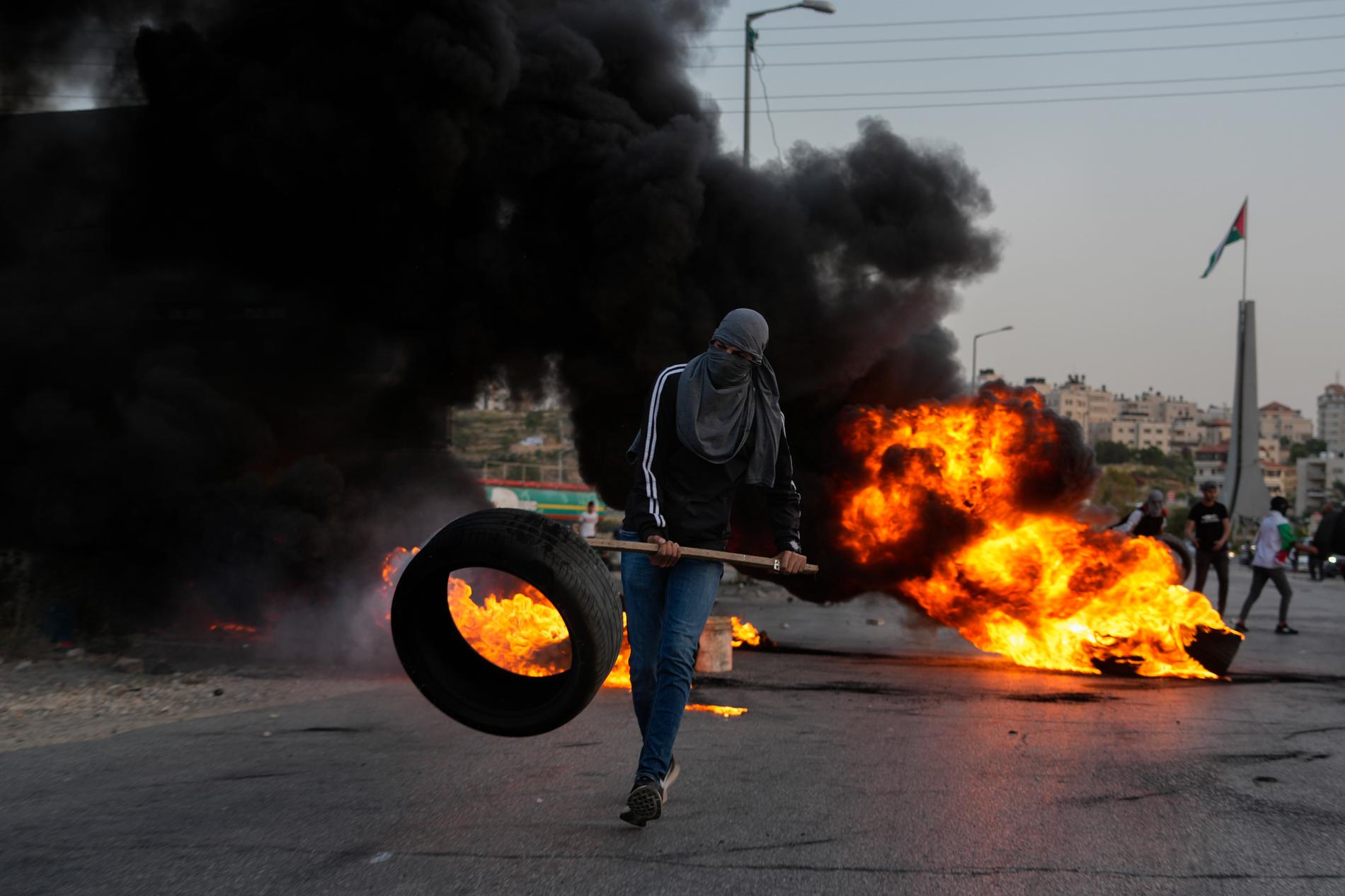 En palestinsk demonstrant utanför Ramallah på Västbanken under söndagen.