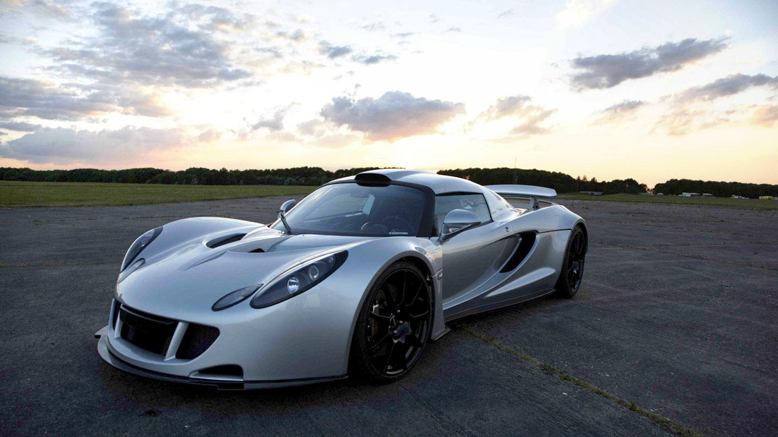 Hennessey Venom GT  Tok från Texas med motor från Corvette. Fyra är tillverkade hittills. Motor: V8. Ska finnas med 1000 hk och 1200 hk. Firman säger att bilen ska klara av en toppfart på 440 km/tim. Pris: En miljon dollar - strax under 7 000 000 kronor.