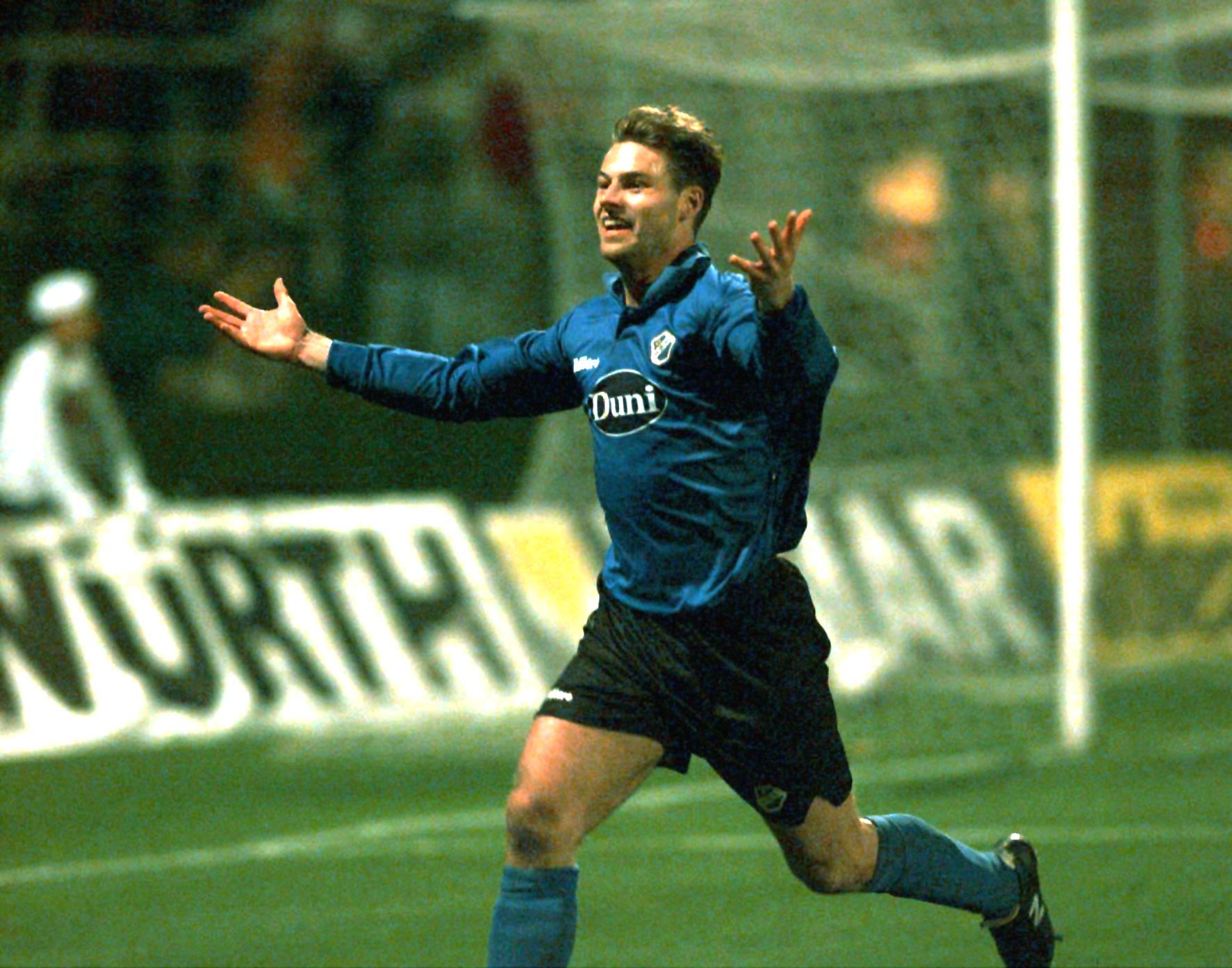 Firar ett av målen mot Parma i Cupvinnarcupen 1995.