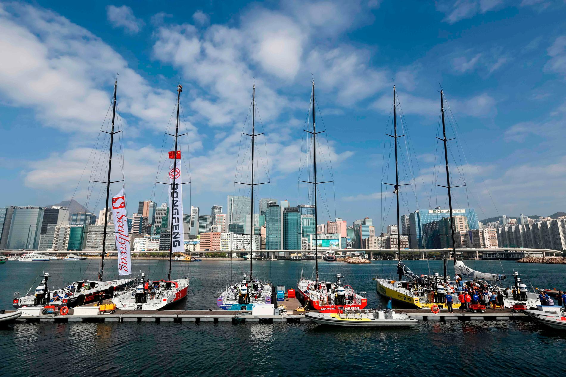 Ocean Race-båtarna i hamnen i Hong Kong.
