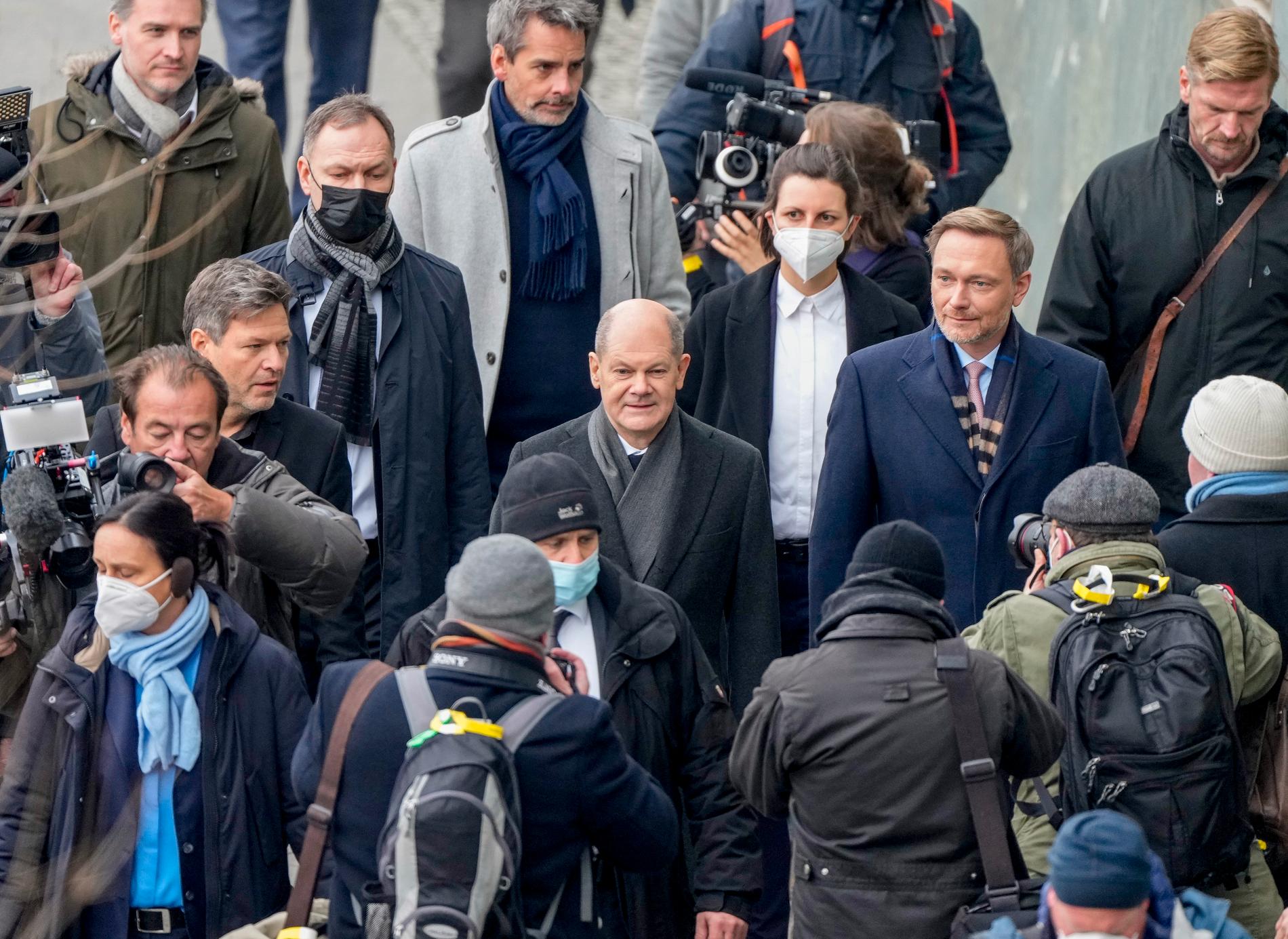 De grönas Robert Habeck (till vänster), tillträdande närings- och klimatminister, Socialdemokraternas Olaf Scholz (mitten), tillträdande förbundskansler, och liberala FDP:s Christian Lindner, tillträdande finansminister, efter undertecknandet av koalitionsavtalet i Berlin.