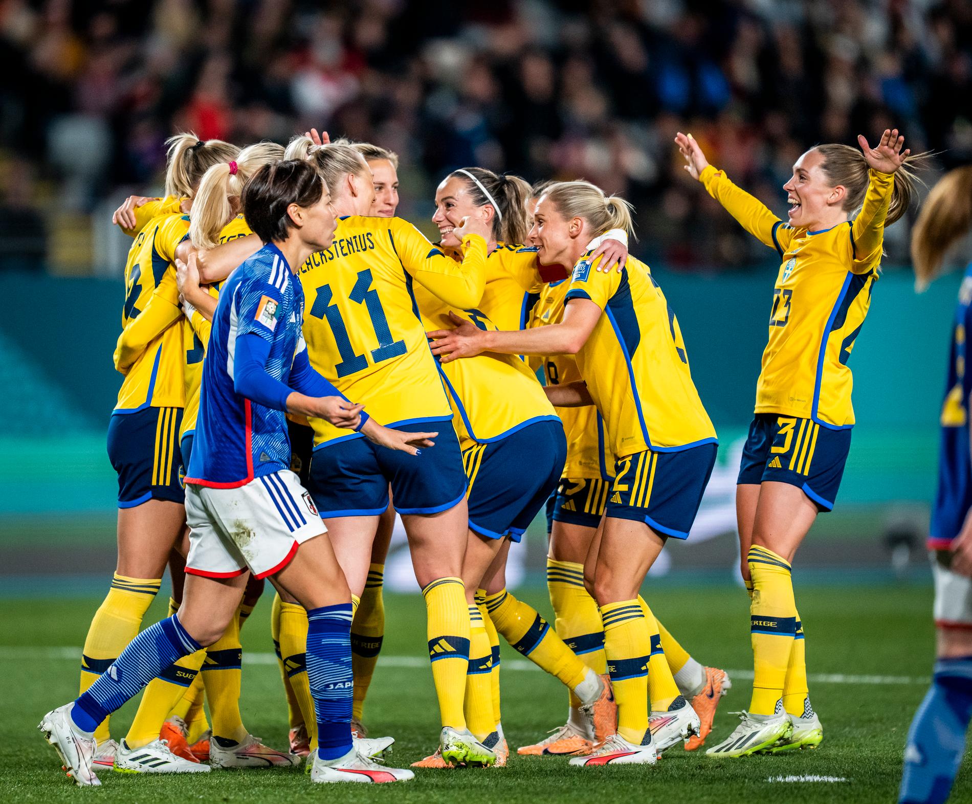 Amanda Ilestedt gör Sveriges första mål och jublar med laget.