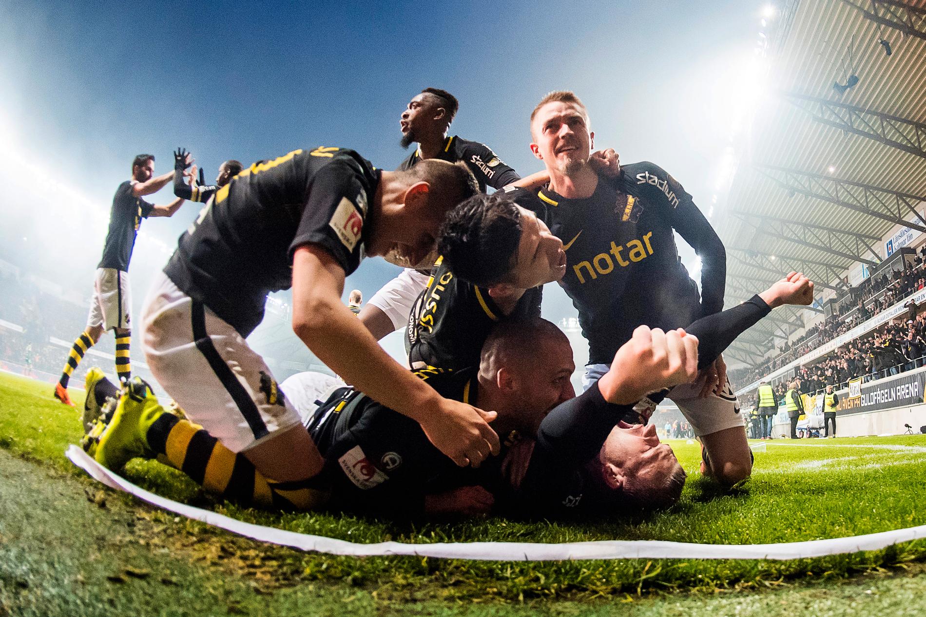 AIK:s Robin Jansson skriker ut sin glädje tillsammans med lagkamrater efter att han har nickat in det avgörande målet och säkrat SM-guldet till AIK, borta mot Kalmar den 11 november 2018. 