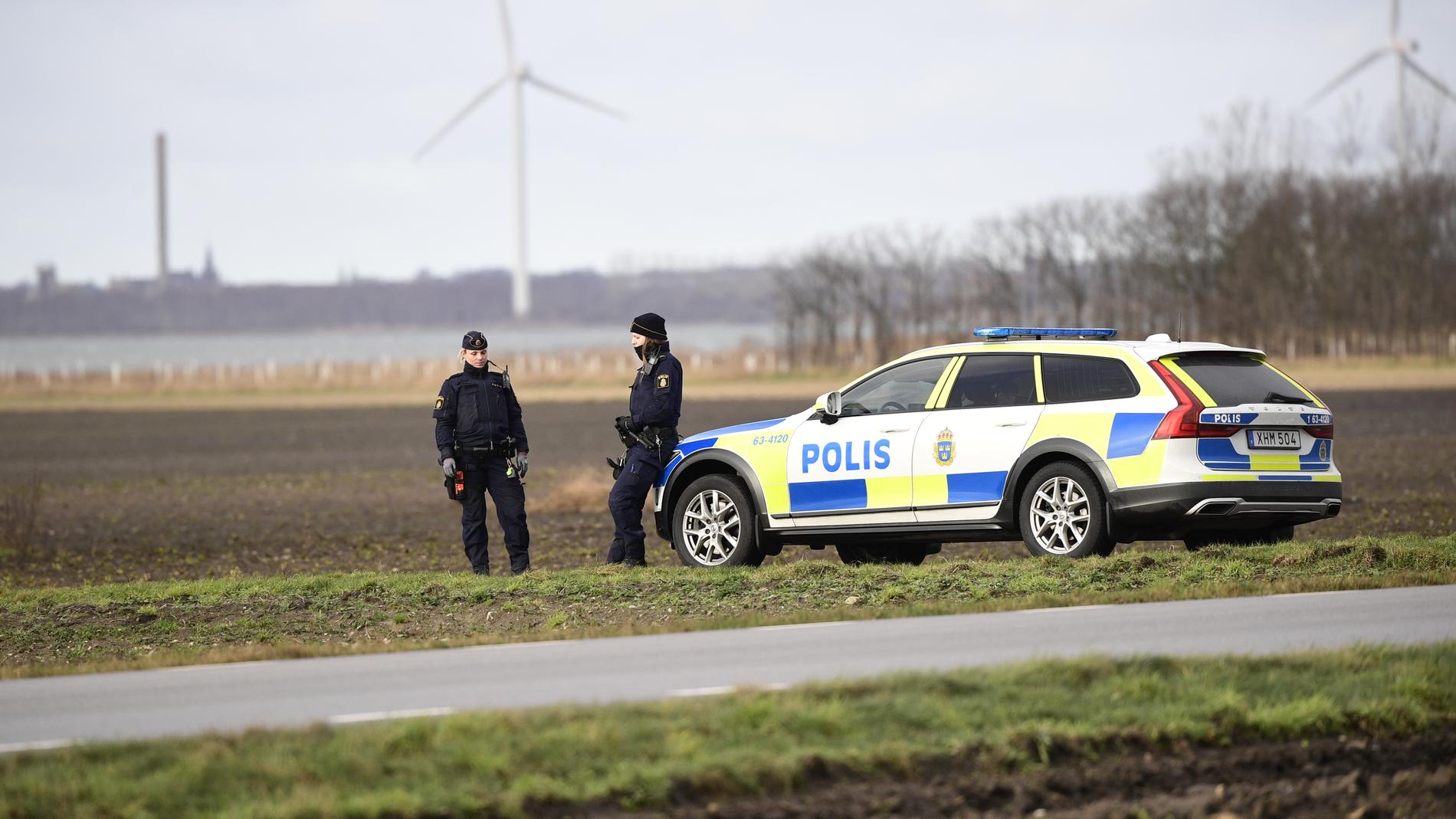 Polisen har spärrat av ett område runt fyndplatsen vid Lundåkrabukten söder om Landskrona där en död person hittades.