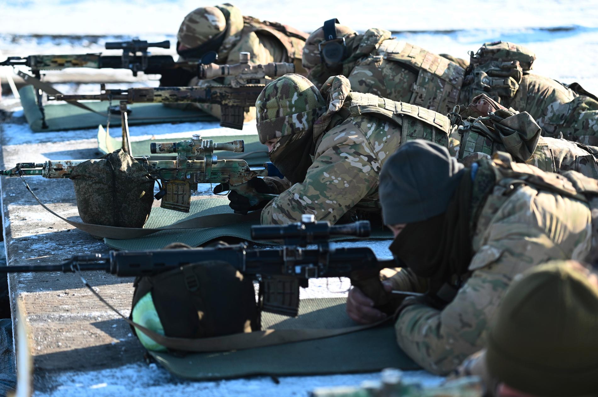 Ryska soldater övar i södra Ryssland, nära gränsen mot Ukraina, i mitten av januari. 