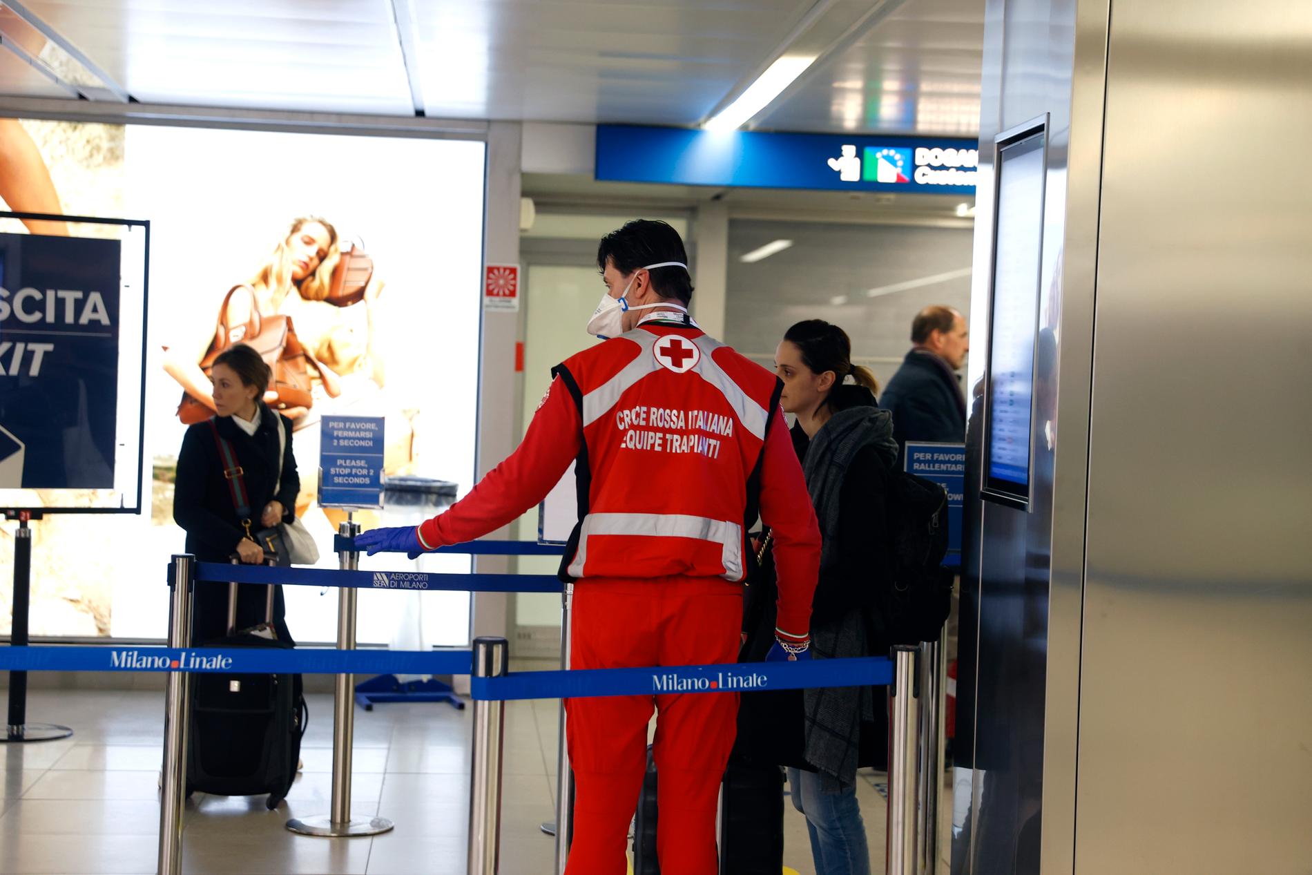 Personal på flygplatsen Linate screenar ankommande.