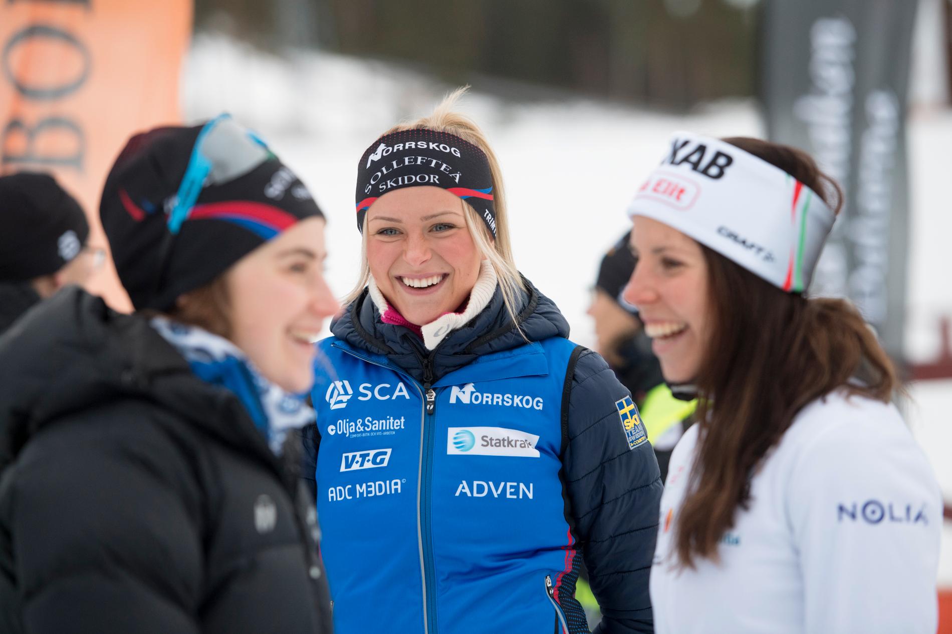 Frida Karlsson, i mitten, drömmer om att göra Ebba Andersson, till vänster, och Charlotte Kalla, till höger, sällskap till VM i Seefeld. Arkivbild.