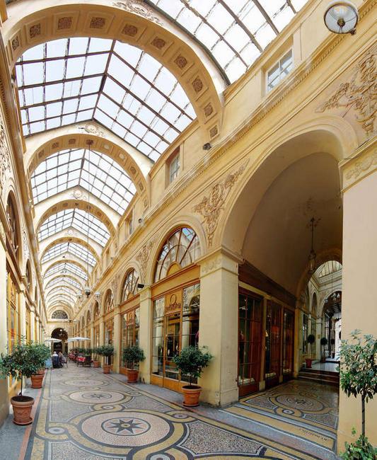 Galerie Vivienne från 1823 är en av Paris alla passager. Walter Benjamin tog dem som utgångspunkt i sin klassiska essä ”Passagearbetet”.