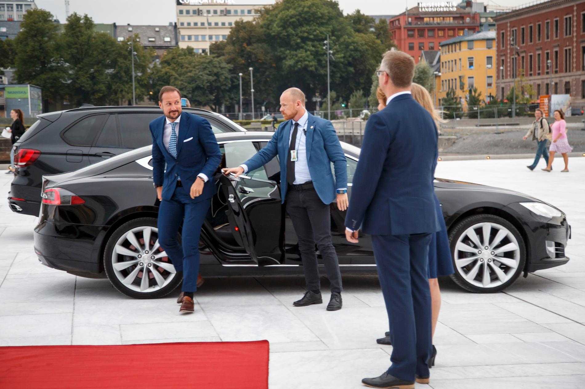 Elbilar är populära i Norge, även i kungahuset. Här stiger kronprins Haakon ur sin Tesla vid ett evenemang i Oslo. Arkivbild.
