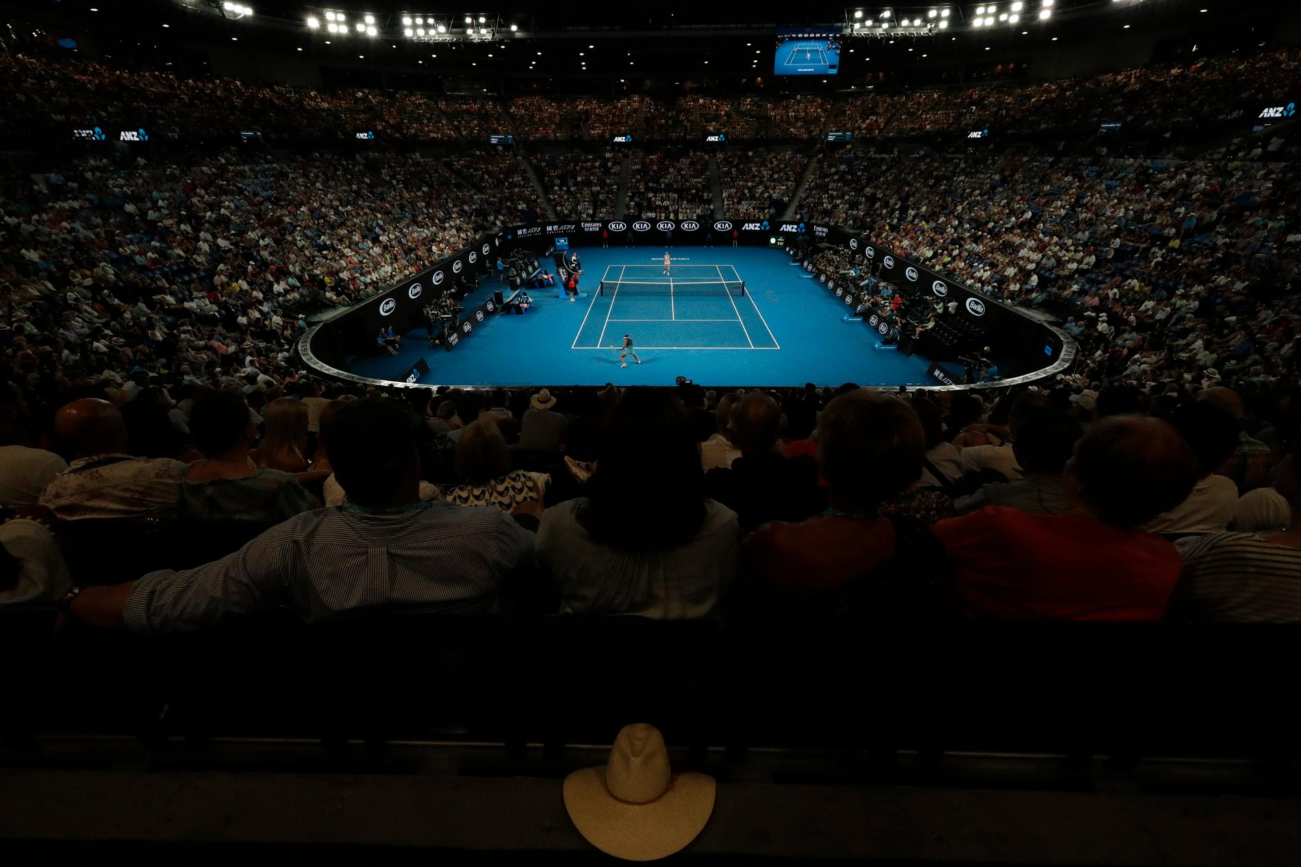 Australian Opens nya värmeregler fick tillämpas och taket på Rod Laver Arena stängas.