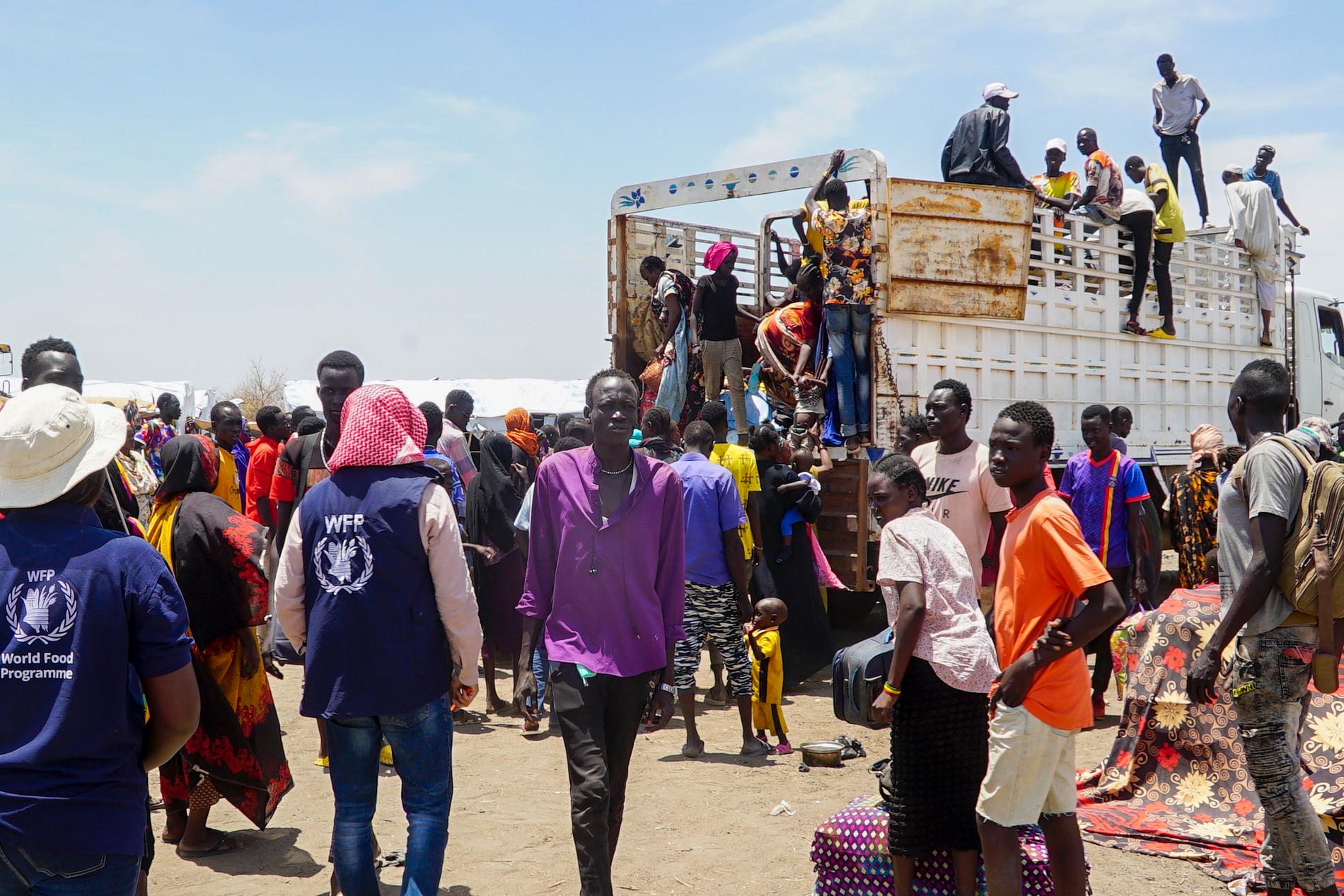 Människor som flytt från Sudan samlas i ett flyktingläger i Sydsudan. Arkivbild.