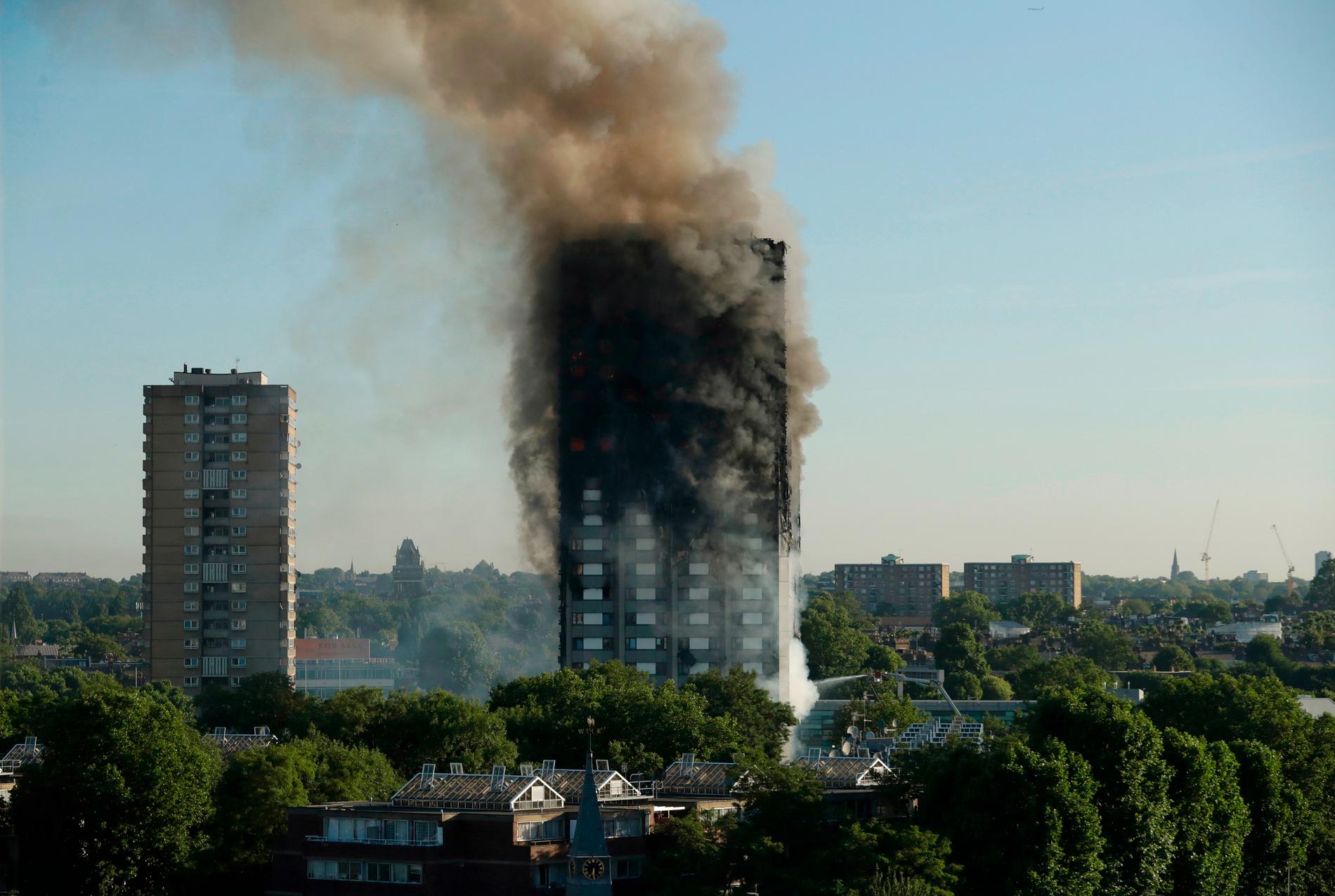 Många blev oroliga efter den katastrofala branden i ett höghus i Kensington i London i juni 2017 då 72 människor dog. Då var det cellplats på fasaden som brann. Arkivbild.