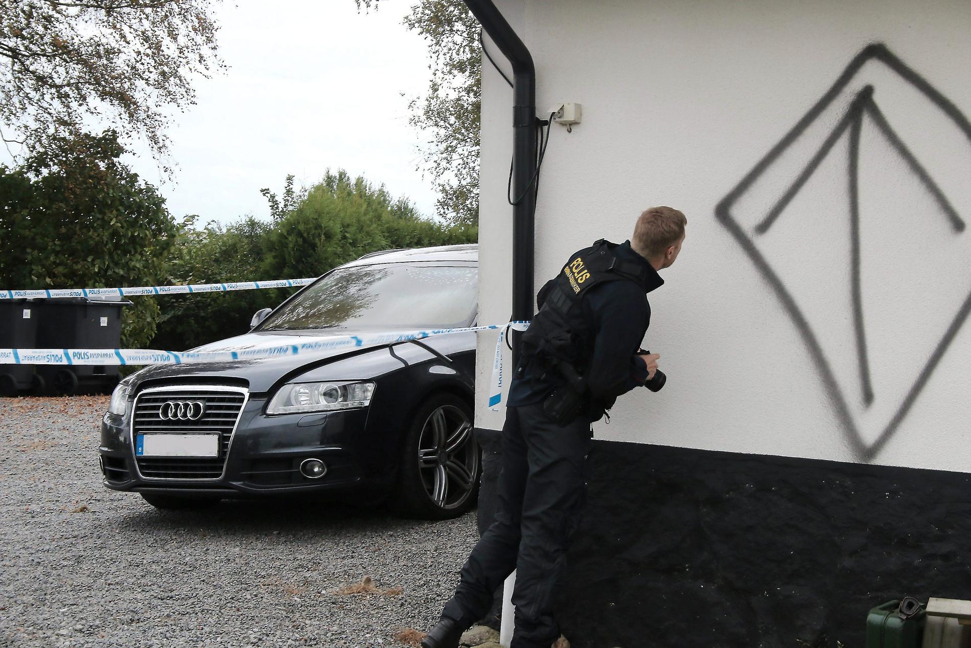 På sidan av huset har någon sprejat en pil omgiven av en romb på högkant – NMR:s symbol. Foto: Skånska Dagbladet