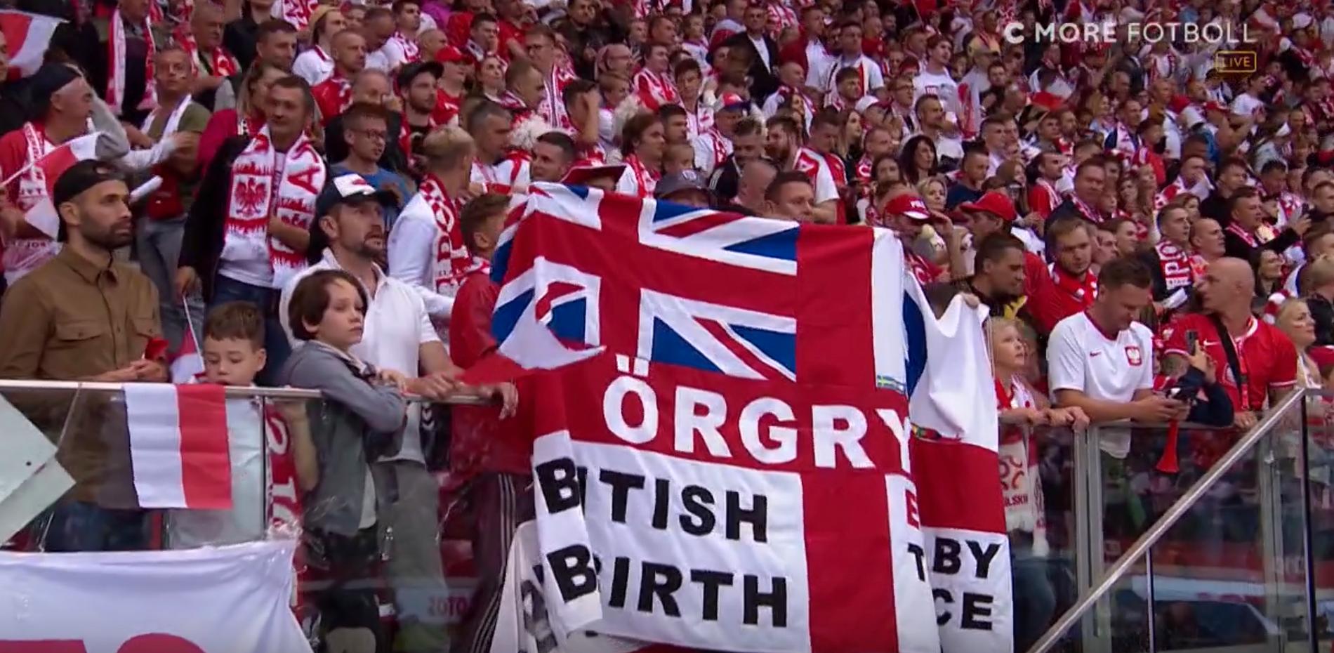 Flaggan på läktaren mellan Polen-England.