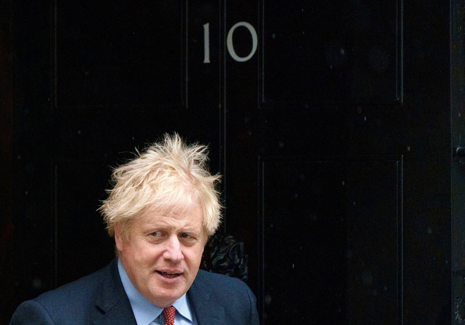 Storbritanniens premiärminister Boris Johnson utanför 10 Downing Street i London.