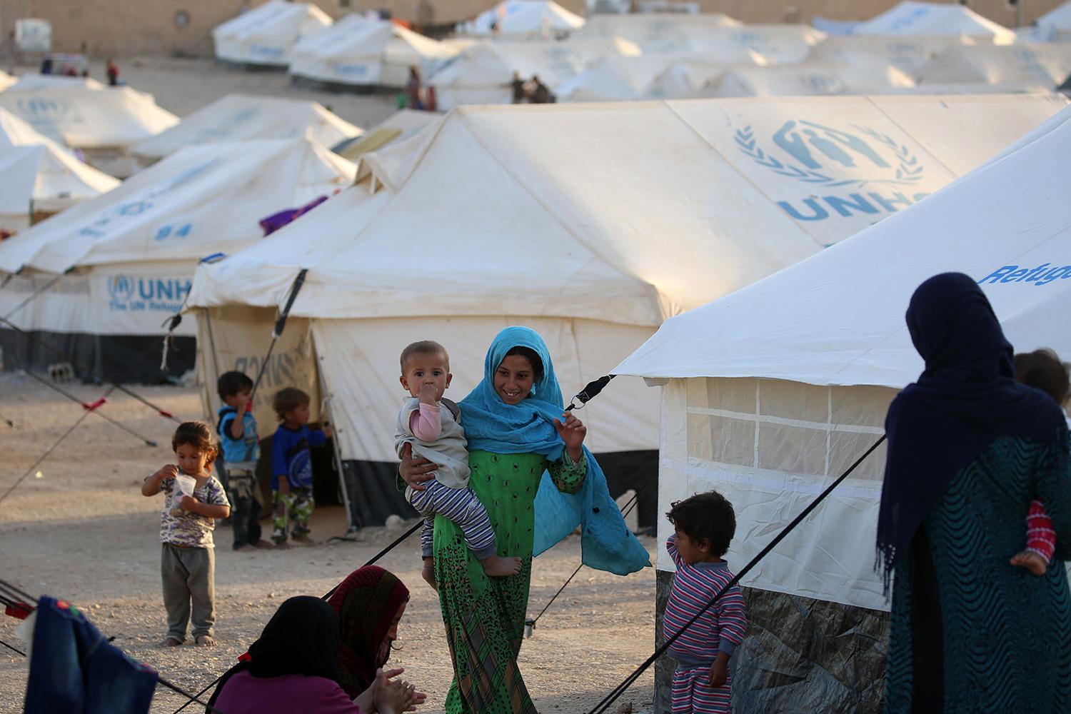 Flyktingar börjar strömma in i UNHCR:s läger utanför Mosul.