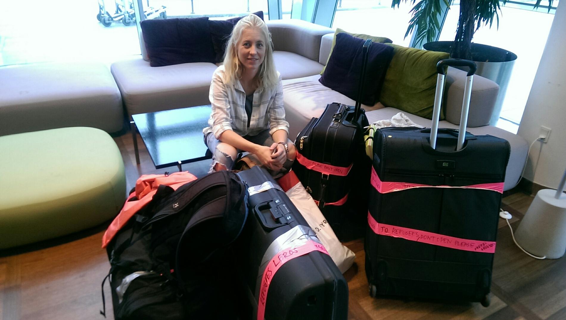 Nathalie Kroon före avfärd. Väskorna innehöll medicinsk utrustning, kläder och leksaker.