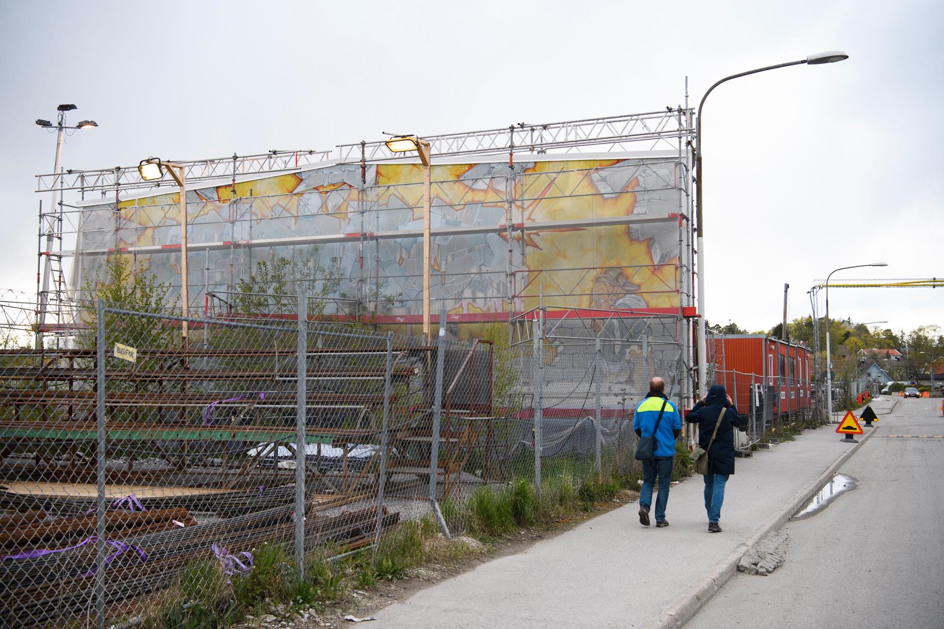 "Fascinate" målades 1989 och var då norra Europas största graffitimålning, den utfördes på en yttervägg till en industribyggnad med fastighetsägarens tillstånd. Hösten 2015 k-märktes verket, trots att resten av byggnaden revs. I april 2020 beslutade exploateringsnämnden i Stockholms stad att industriväggen ska rivas, på grund av rasrisk. Arkivbild.