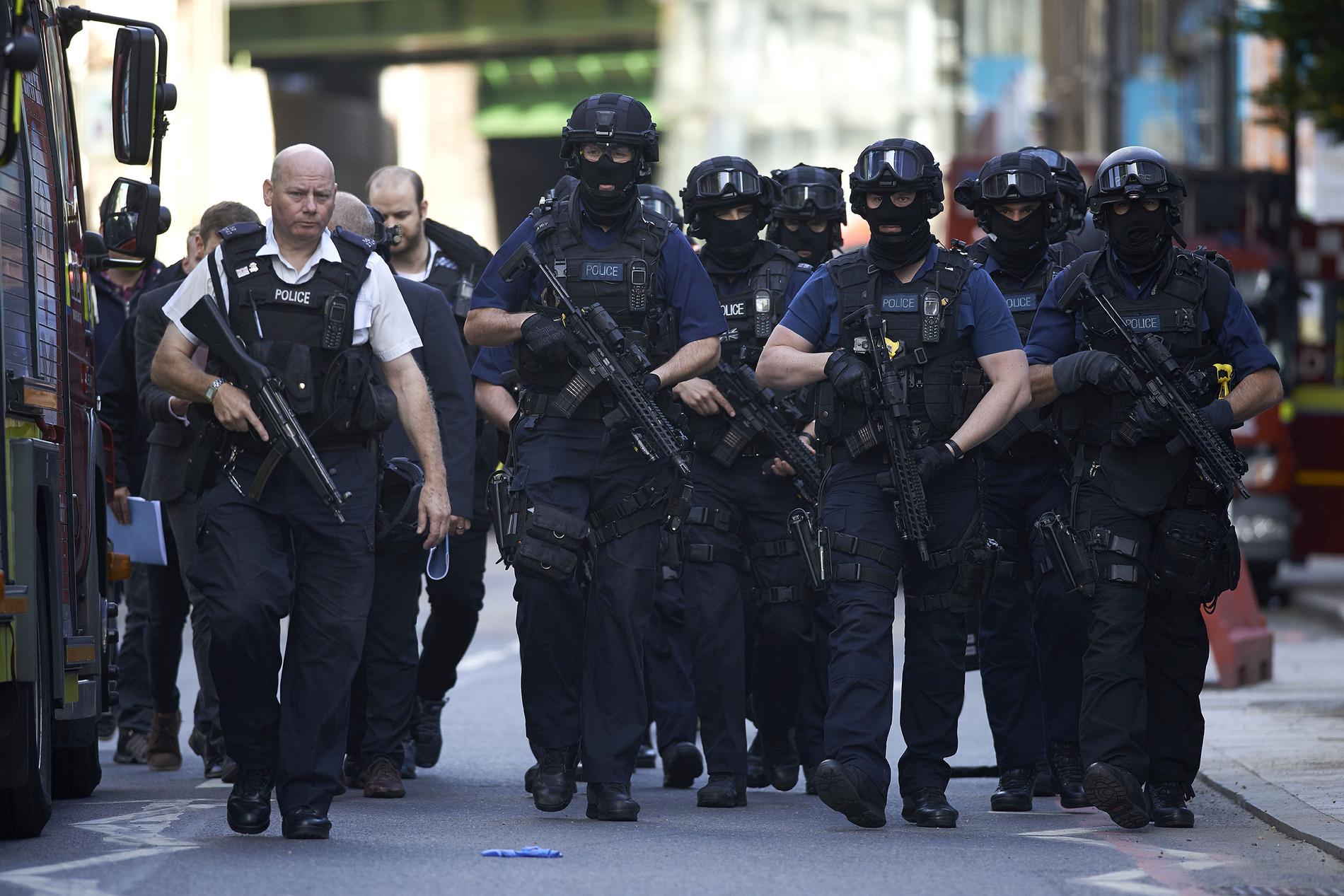 Polisuppbåd dagen efter attacken vid London Bridge.