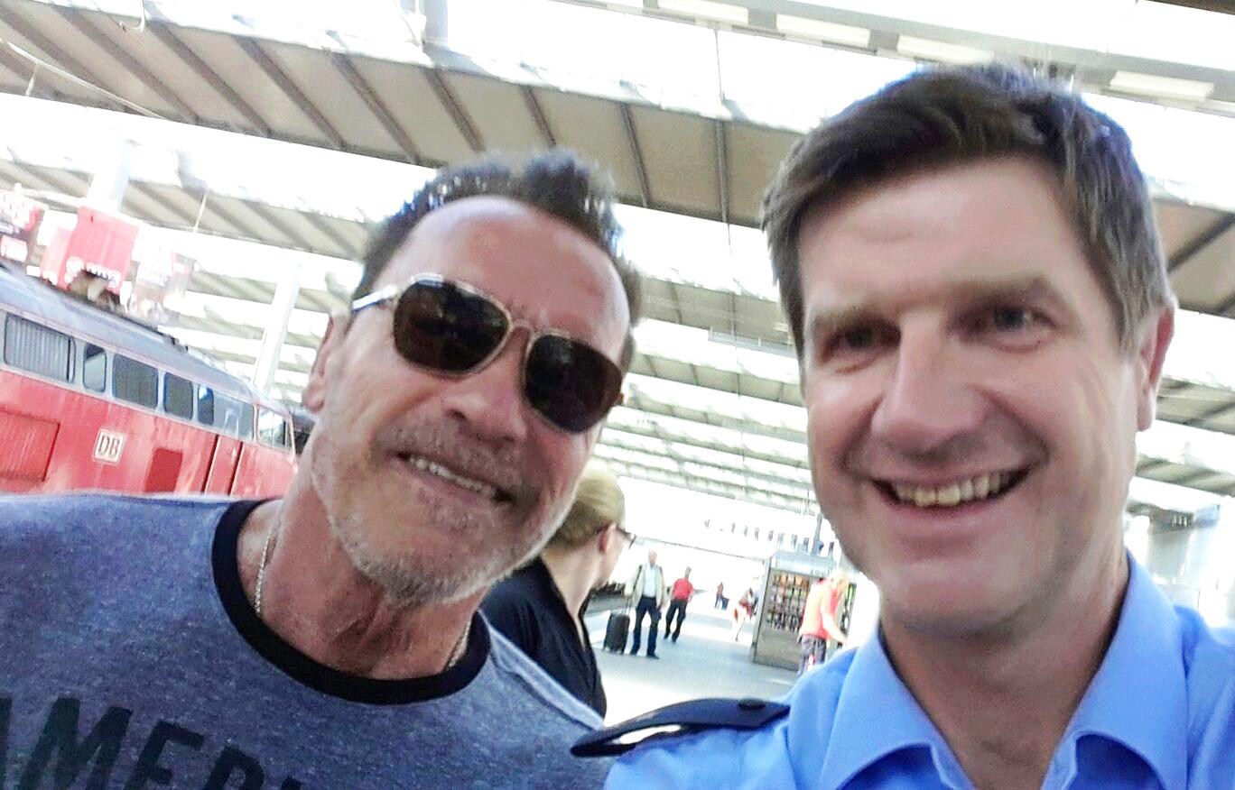 Här är Arnolds selfie med polisen.