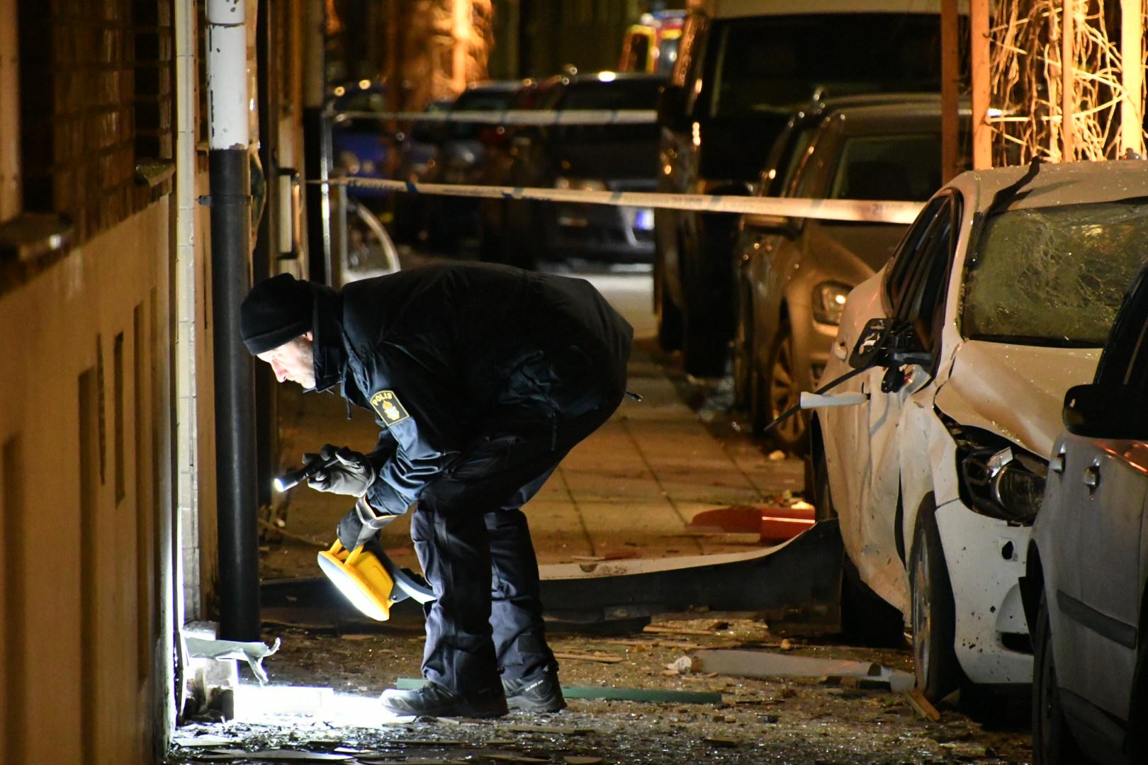 En kraftig detonation skedde i natt i centrala Landskrona.Bilar förstördes och fönster slogs ut – även på andra sidan gatan.