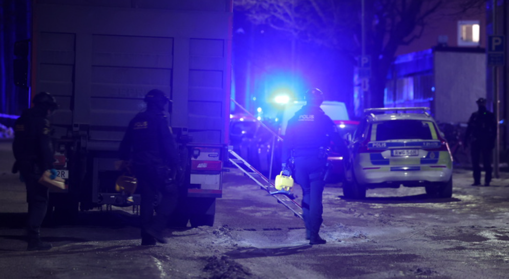 Poliser på plats i Gränby på torsdagskvällen. 