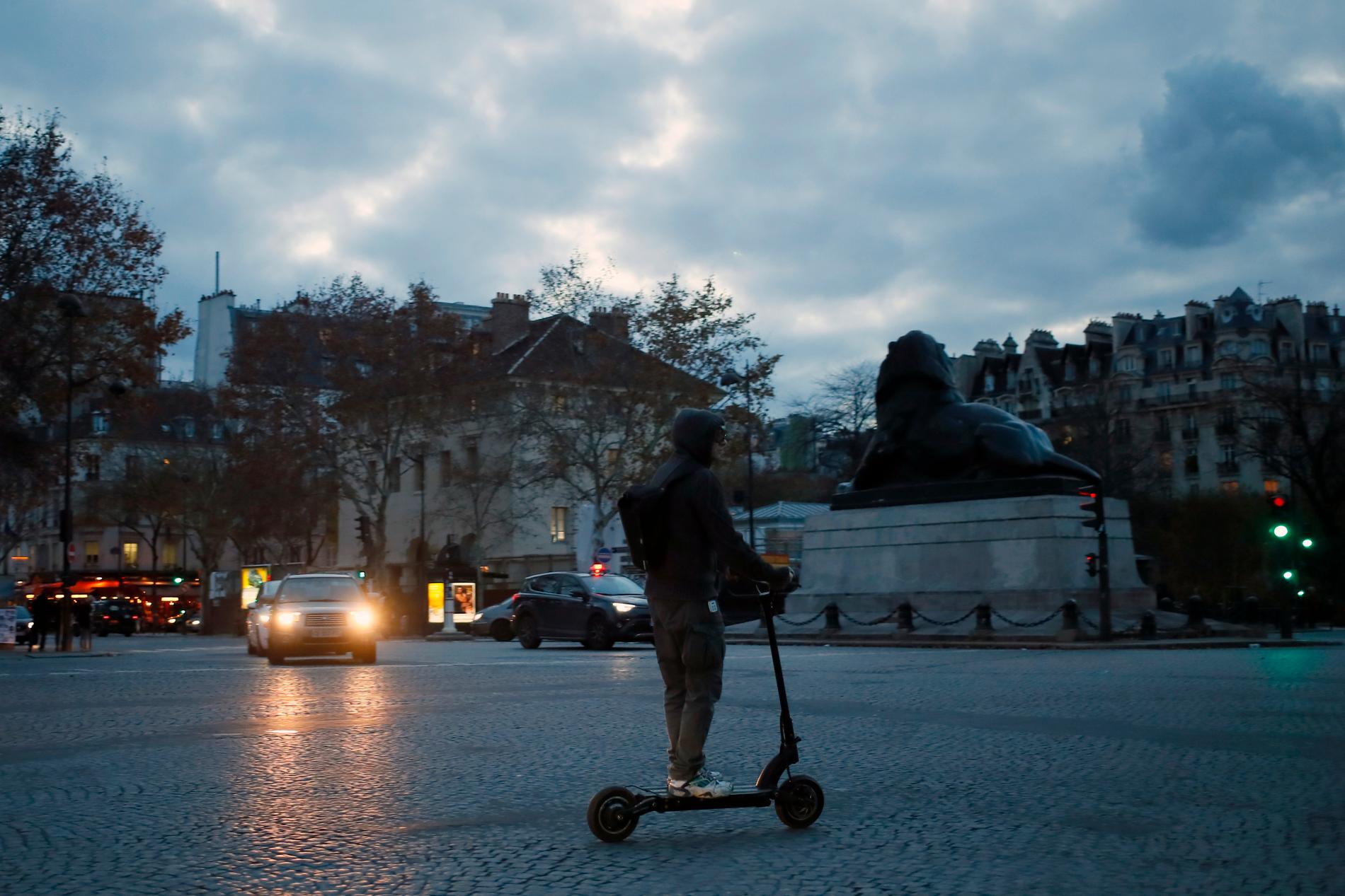 En elsparkcykel framförs vid Place Denfert-Rochereau i Frankrikes huvudstad Paris. Arkivbild.