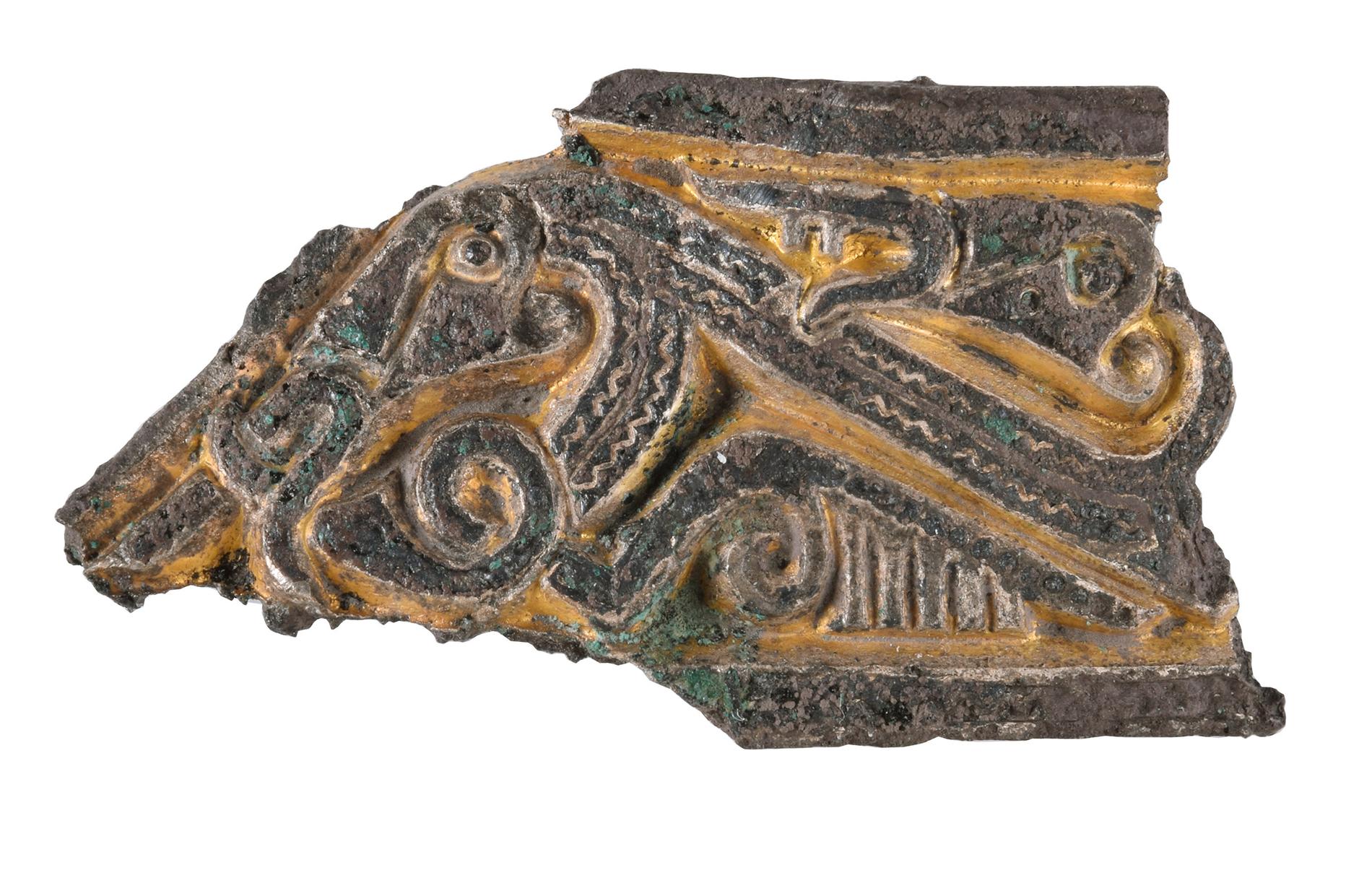 Delar av handtaget på ett vendeltida praktsvärd som hittats i en grav i Fyrislund i Uppsala.