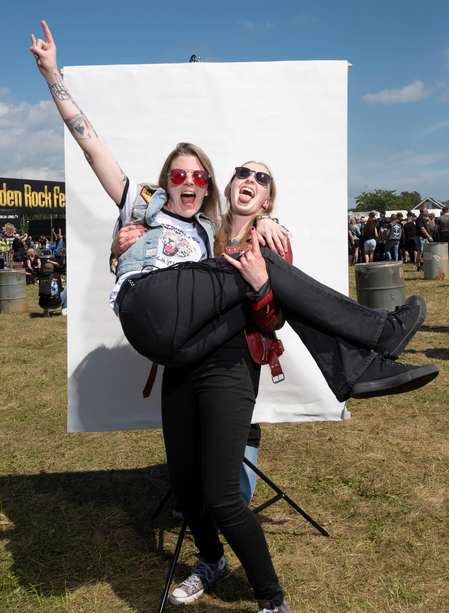 Sara Nilsson, 33, bagare och konditor i Höganäs gör sitt 12:e år på Sweden Rock, här i famnen på sin kompis Cornelia Svensson, 25, från Karlskrona. Deras favorituppträdanden genom åren är Twisted Sister, Hellwings och Iron Maiden 2018.