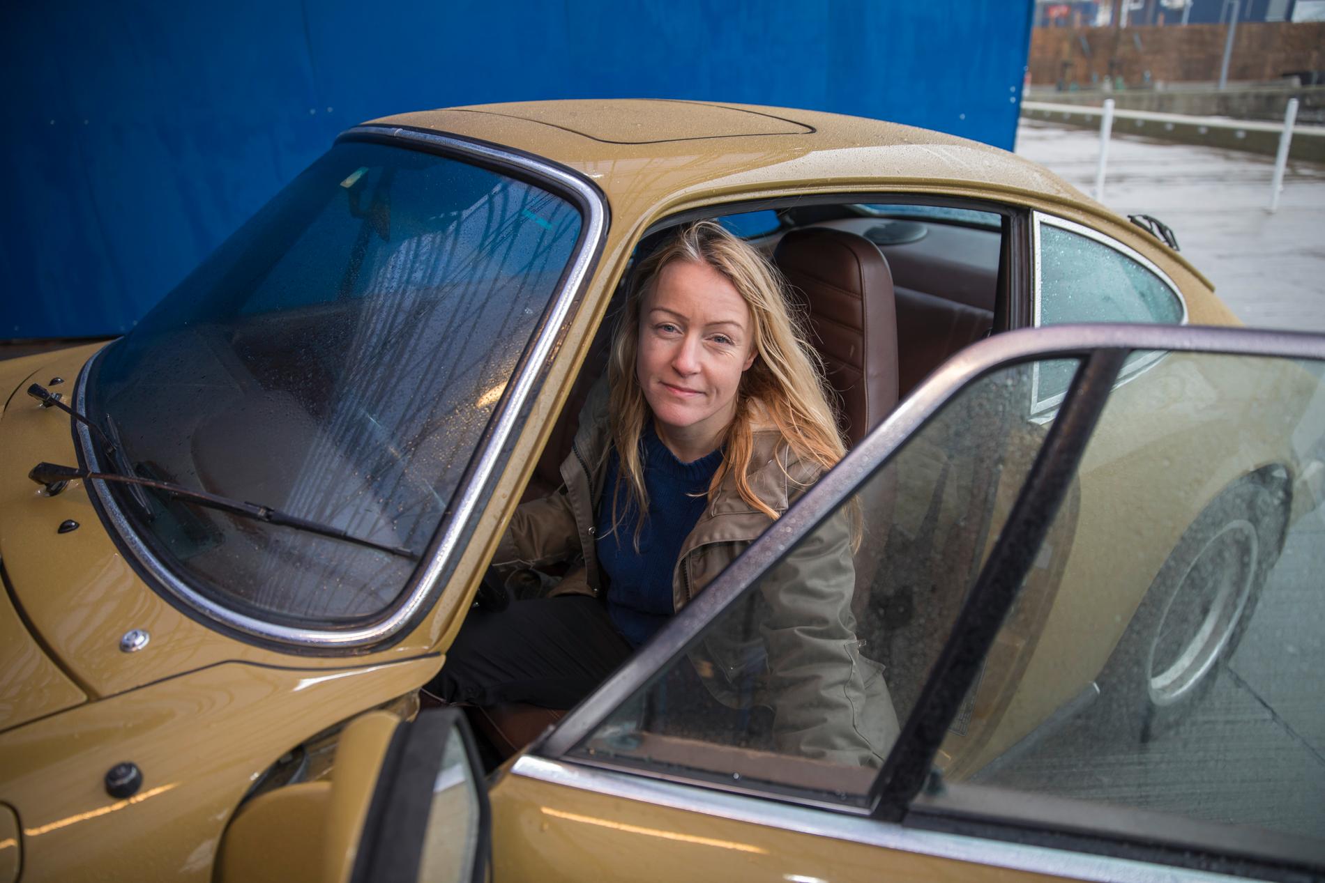 Nöjesbladets reporter provsitter Saga Noréns bil.