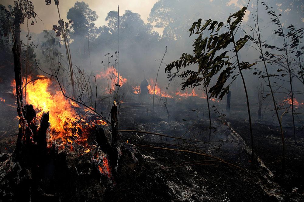 Brasilien tackar nej till ekonomiskt stöd från G7-länderna för att underlätta släckningsarbetet i Amazonas.