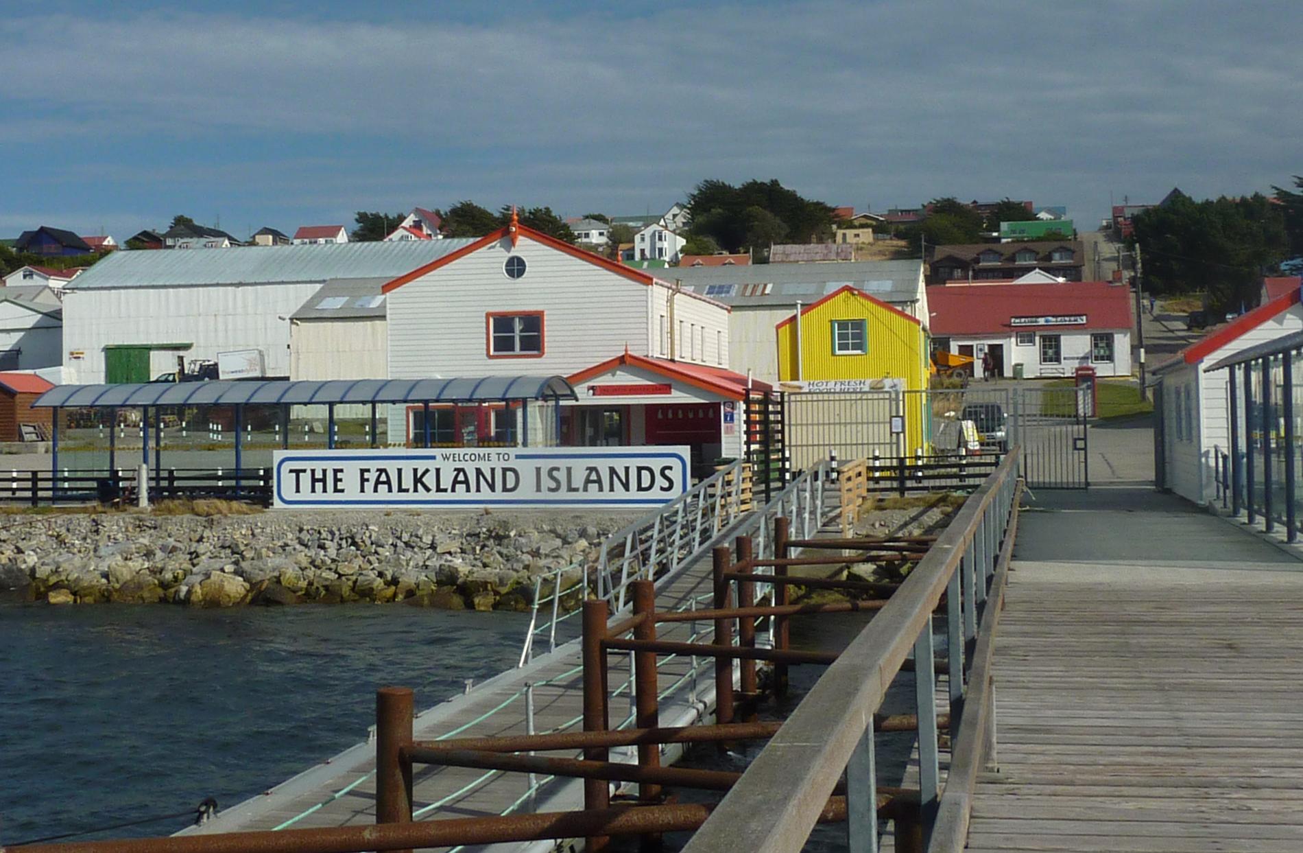 En skylt i huvudstaden Stanley hälsar folk välkomna till Falklandsöarna. Ögruppen har fått sitt första bekräftade fall av corona. Arkivbild.