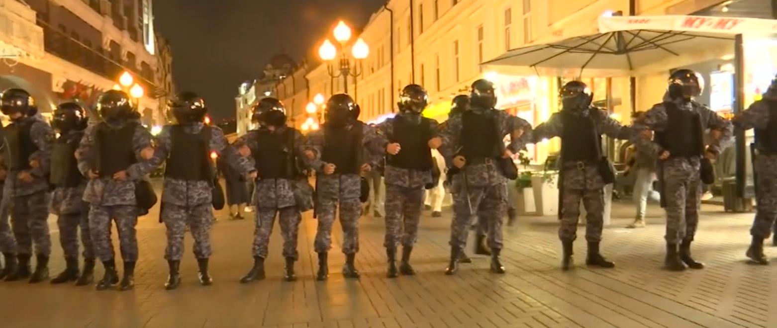 Polis bildar kedja mot demonstranter i Moskva på onsdagskvällen.