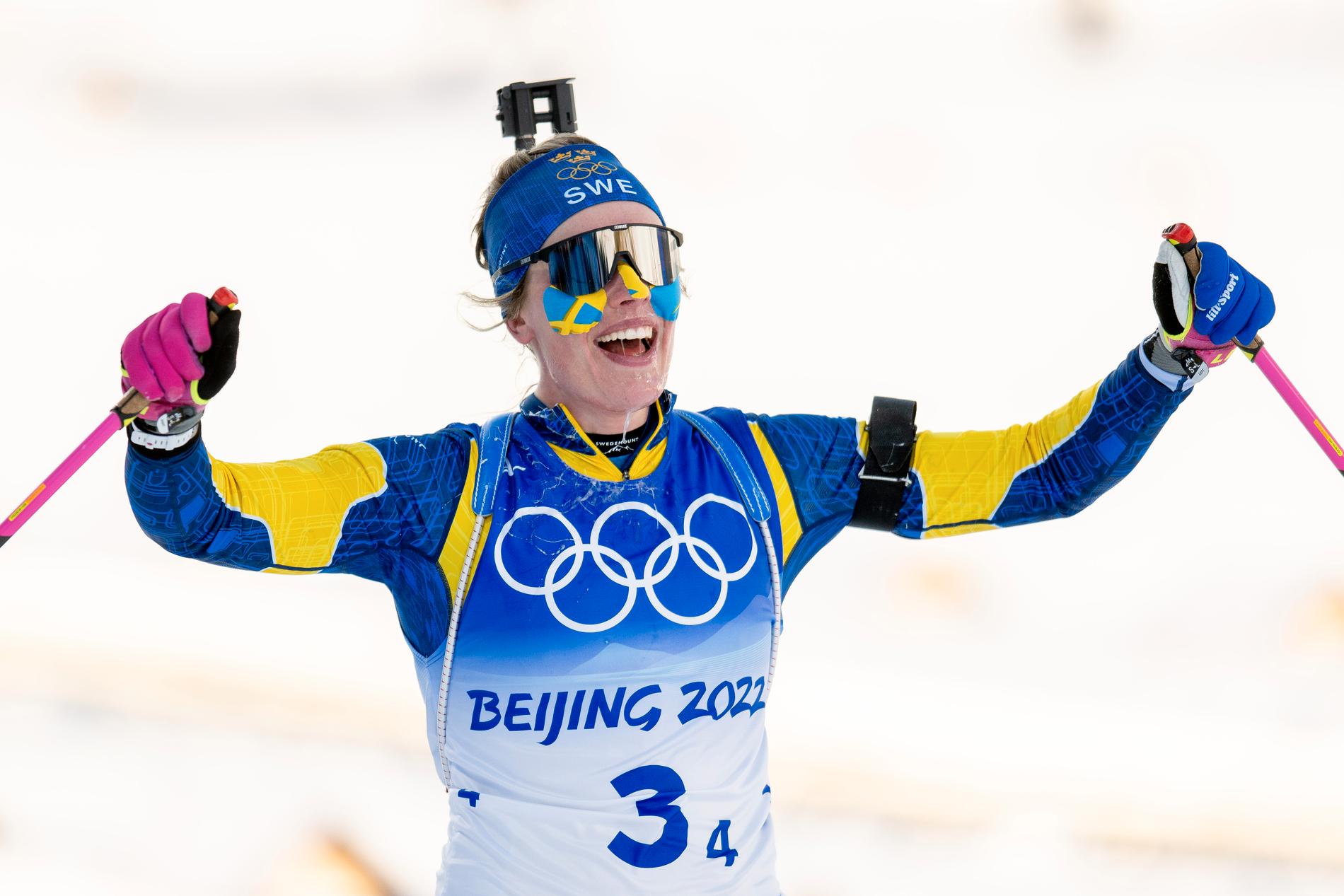 Elvira Öberg säkrar OS-guldet i skidskyttestafetten. 