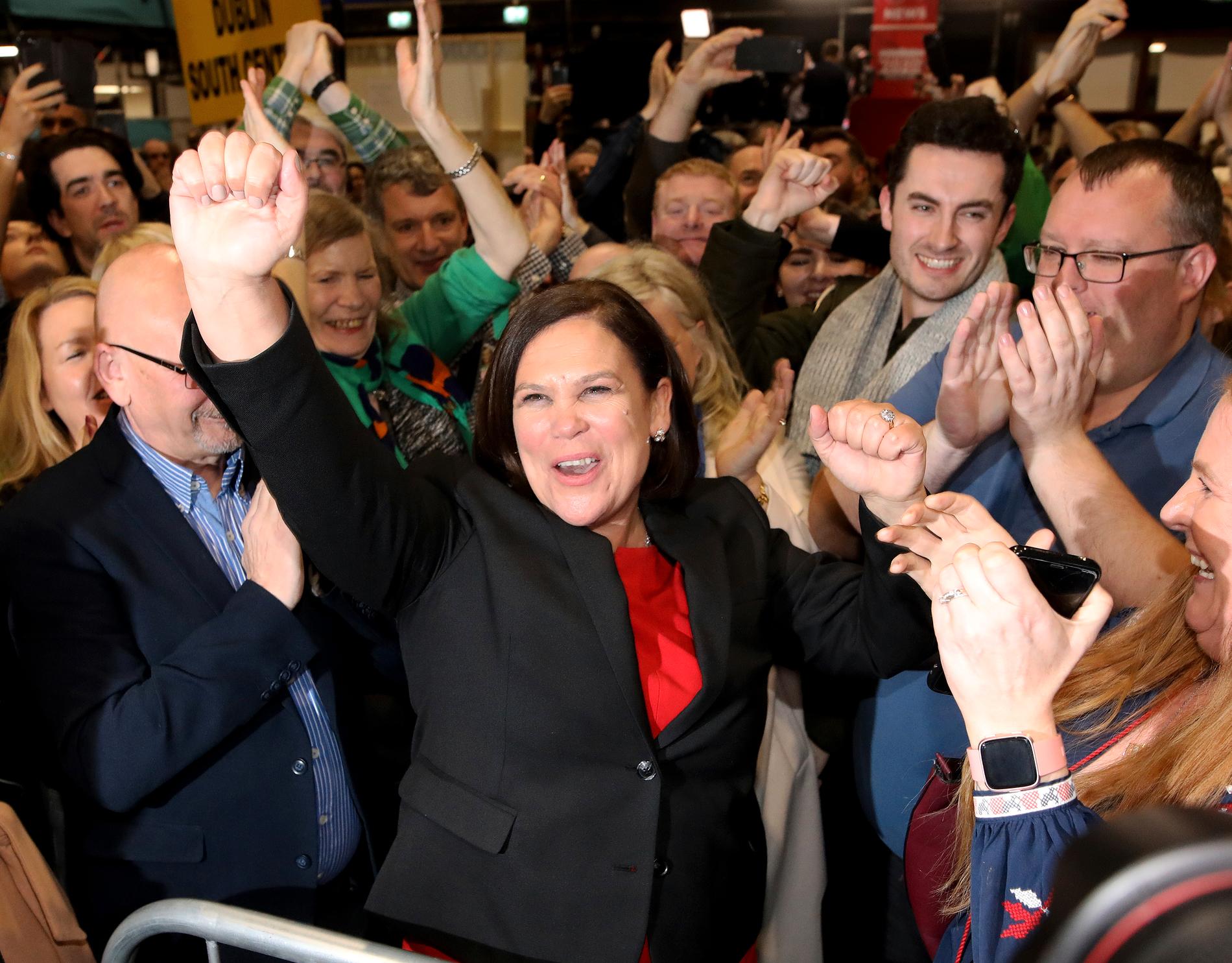 Sinn Féins partiledare Mary Lou McDonald firar valsegern i Irland.
