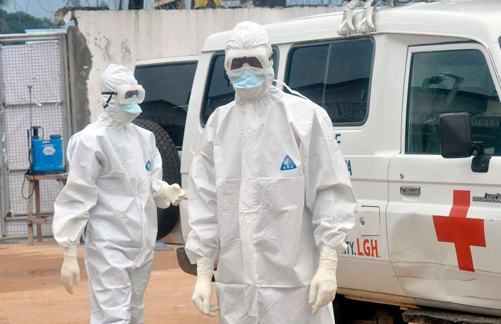 Sjukvårdare under ebolaepidemin i Västafrika.