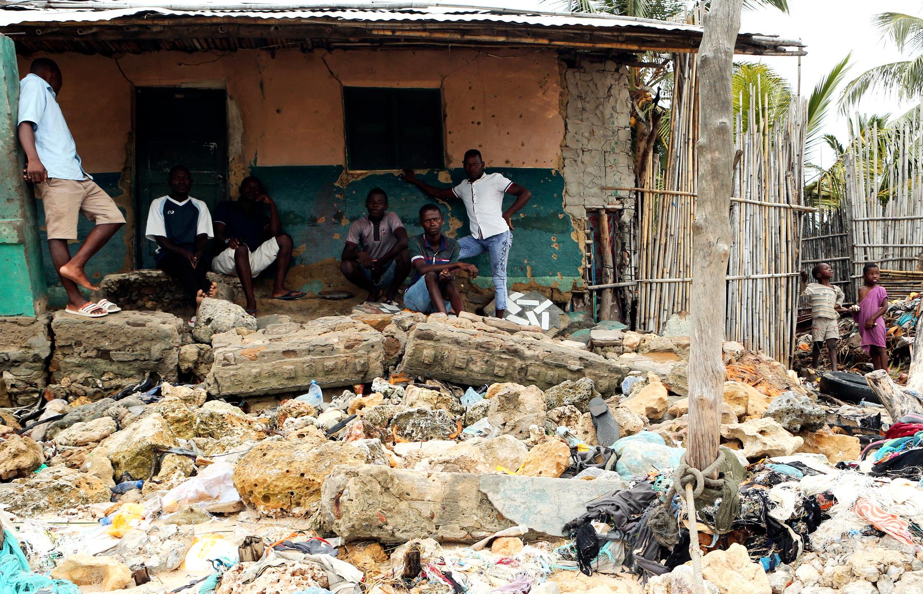 Människor betraktar förödelsen som cyklonen lämnat efter sig när den drog in över Moçambique.