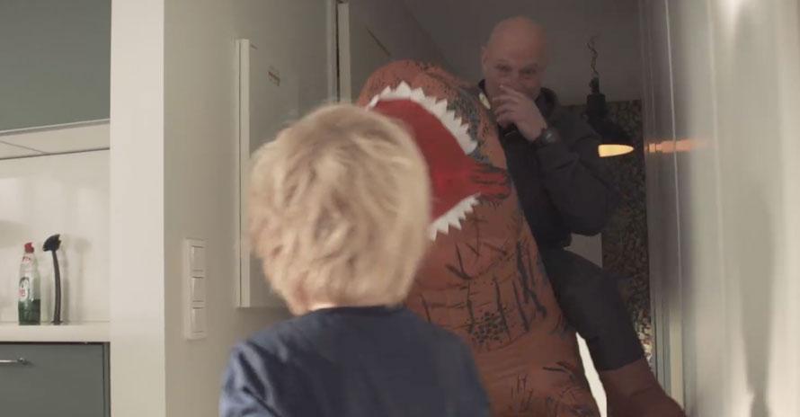 Aftonbladets Robert Aschberg red in på en T-Rex för att överraska Noah i vårt program ”Barnen utan skola”. 