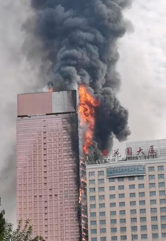 En 218 meter hög skyskrapa i staden Changsha i Kina brinner.