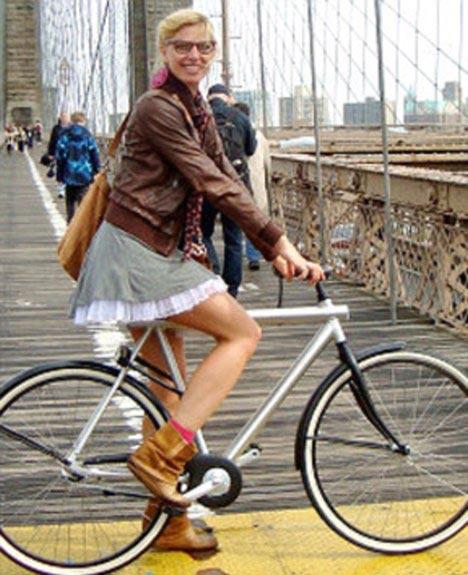 Jasmijn Rijckens korta kjol och boots var inte lämplig cykelklädsel tyckte New York-polisen.
