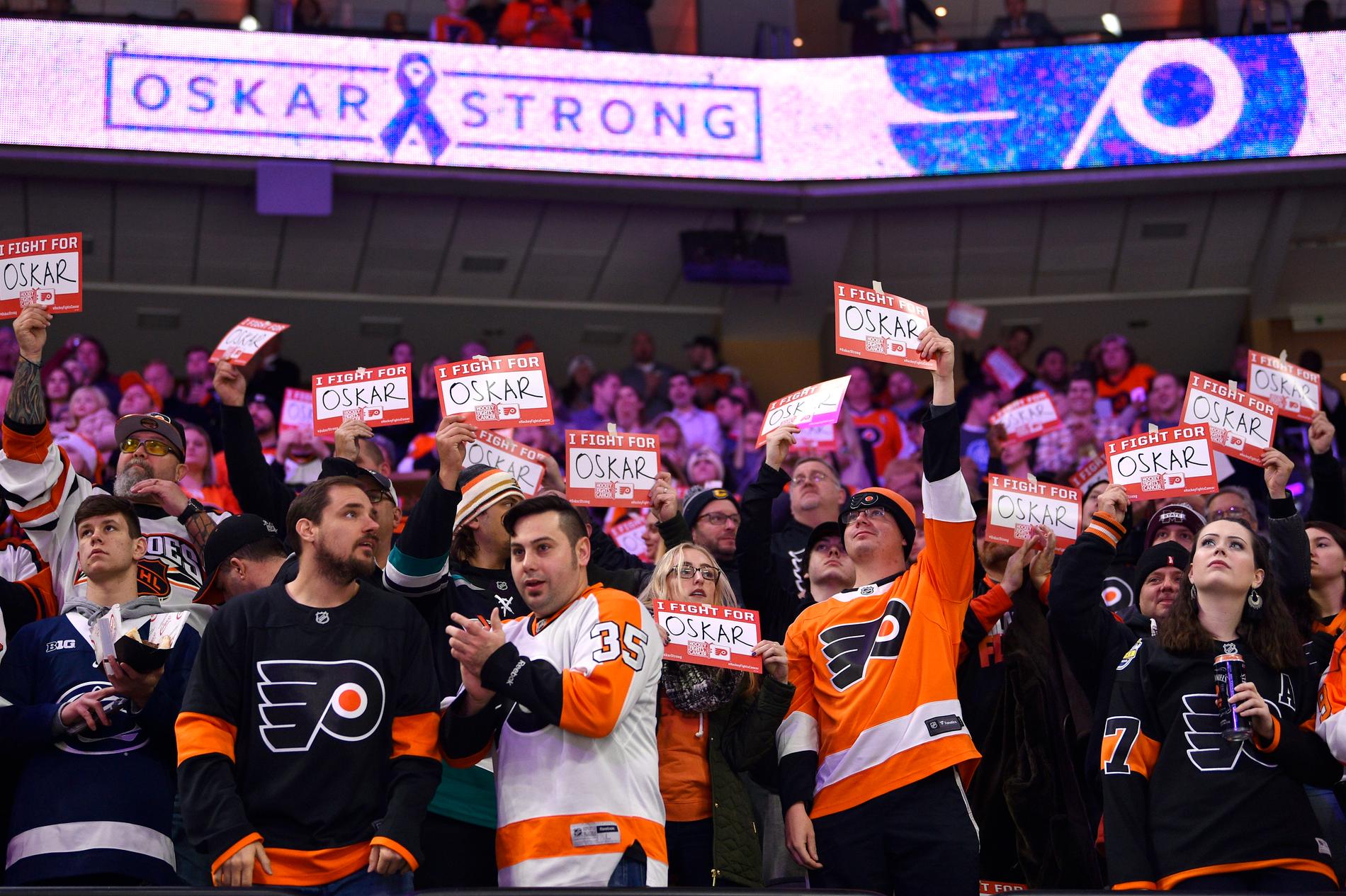 Philadelphiasupportrarna ger sitt stöd till Oskar Lindblom i kampen mot cancer med plakat med texten "Jag kämpar för Oskar".