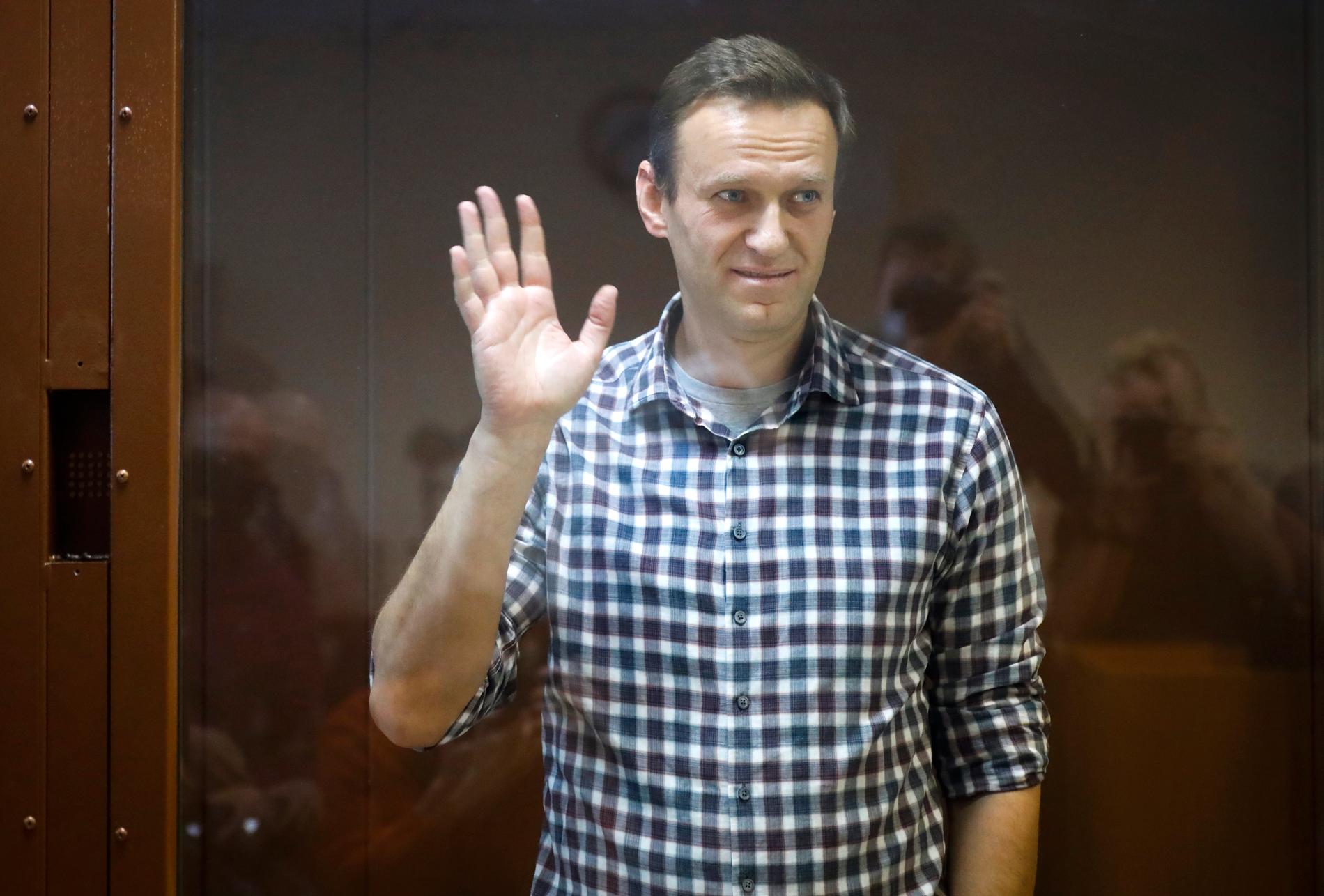 Den ryske oppositionspolitikern Aleksej Navalnyj när han tidigare i år framträdde i domstol i Moskva. Därpå fördes han till fängelse utanför den ryska huvudstaden där han nu avtjänar ett flerårigt fängelsestraff.