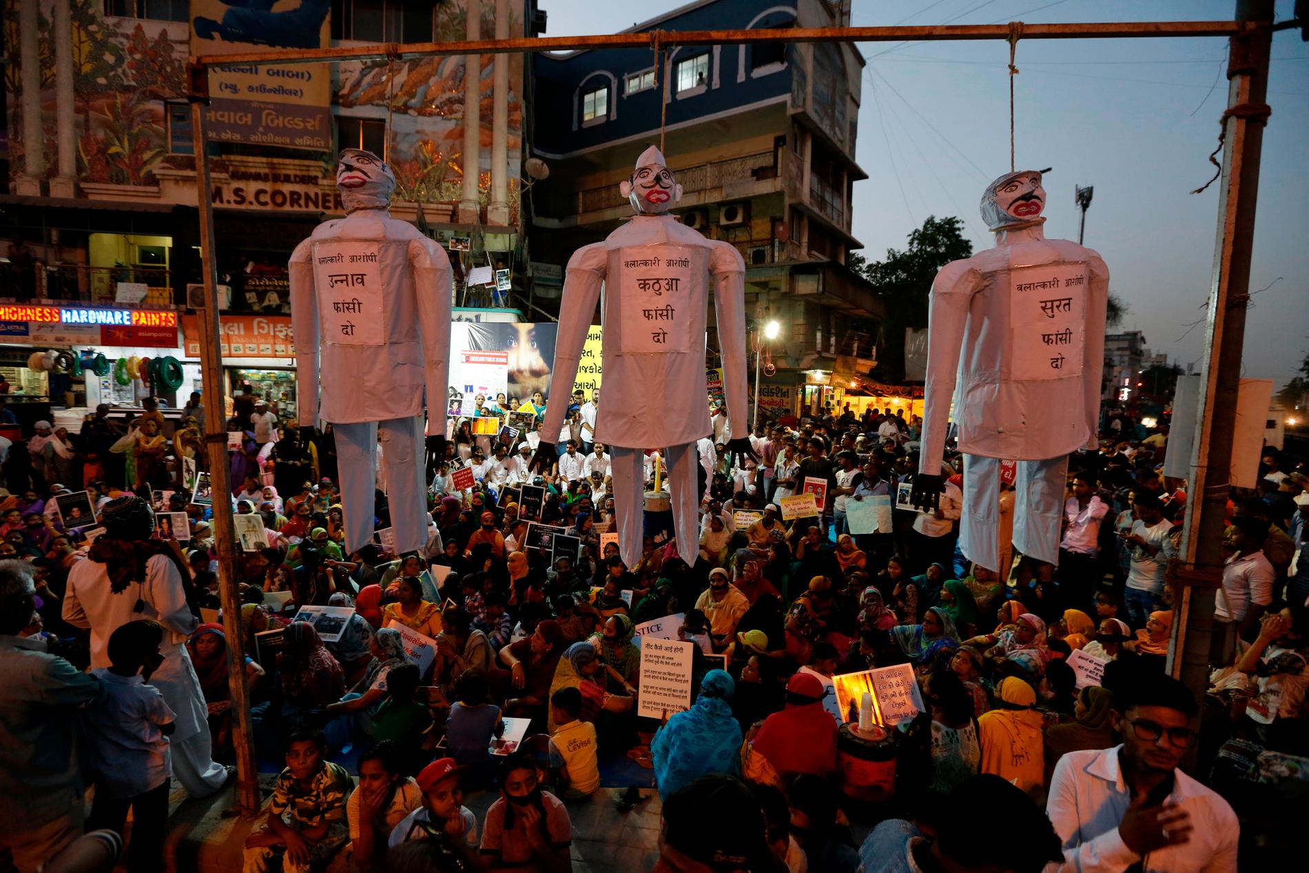 I April i år demonstrerade folkmassor i Ahmadabad, Indien, mot den epidemi av våldtäkter som skakat landet. Arkivbild.