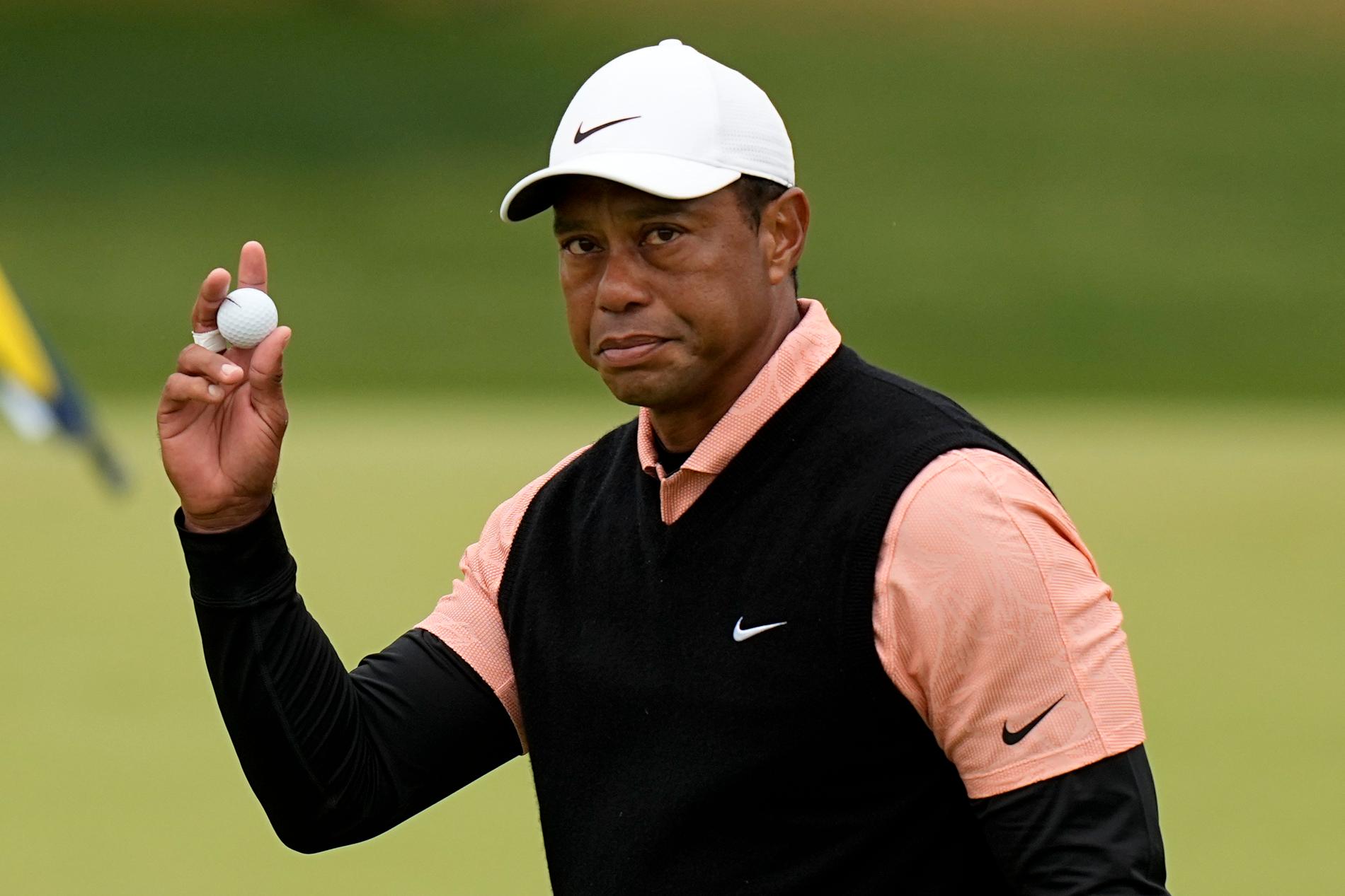 Tiger Woods plågas av värk i sitt högerben efter den svåra bilolyckan i februari i fjol. Här vinkar han till publiken efter den tredje rundan i PGA-mästerskapen i Tulsa i den amerikanska delstaten Oklahoma.