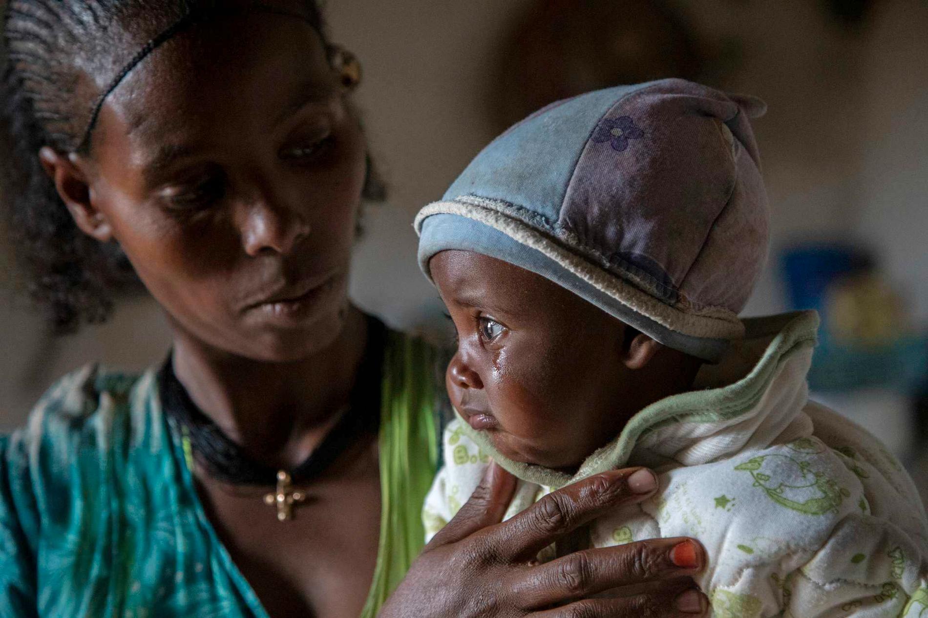 Ababa, 25, från Tigrayprovinsen med sin sexmånaders bebis, Wegahta, som lider av svår undernäring.