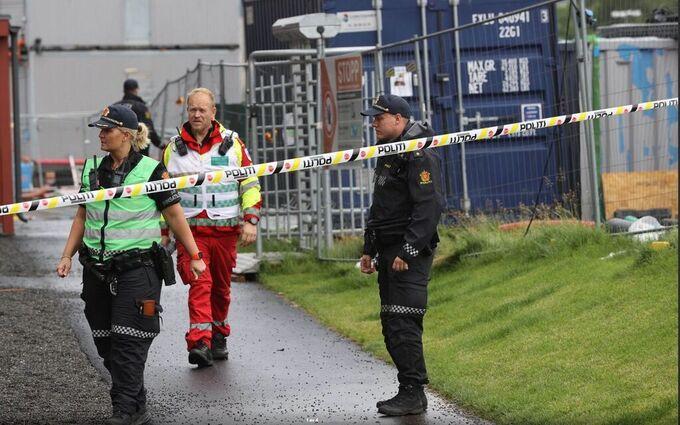 En stor polisinsats pågår i Norge efter att två barn hittats döda i en bostad. En kvinna har förts till sjukhus med svåra skador.